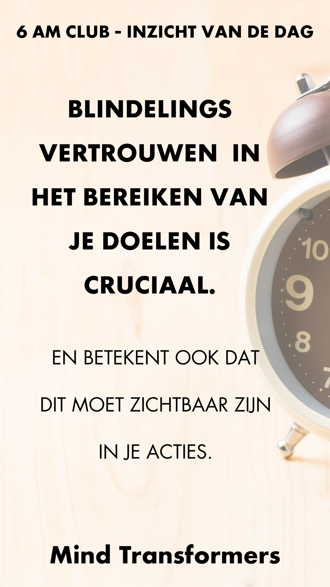 Motiverende quote over het belang van vertrouwen in het bereiken van doelen, met een gedeeltelijk zichtbare klok op de achtergrond.