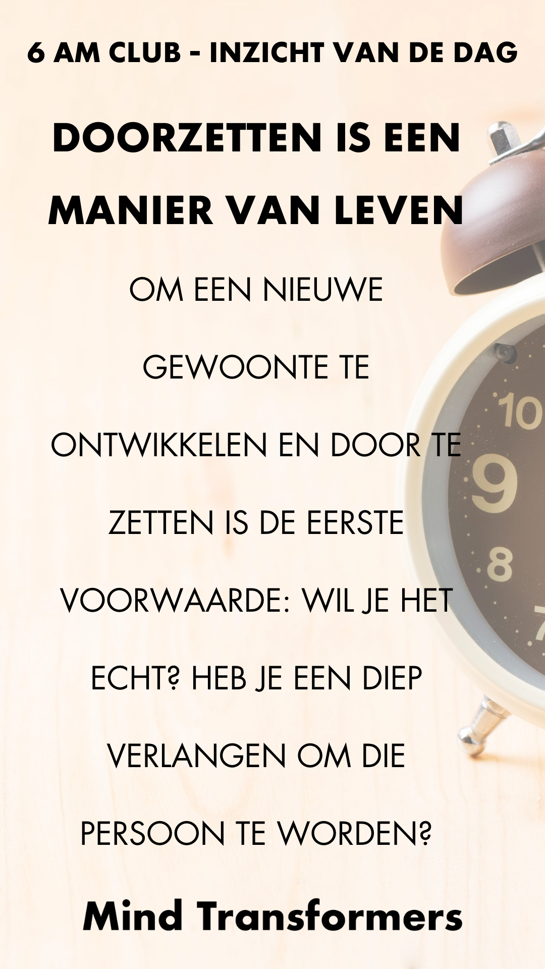 Een tekstposter met een achtergrond van een wekker, met een motivatie quote over het leren en ontwikkelen van nieuwe gewoonten.