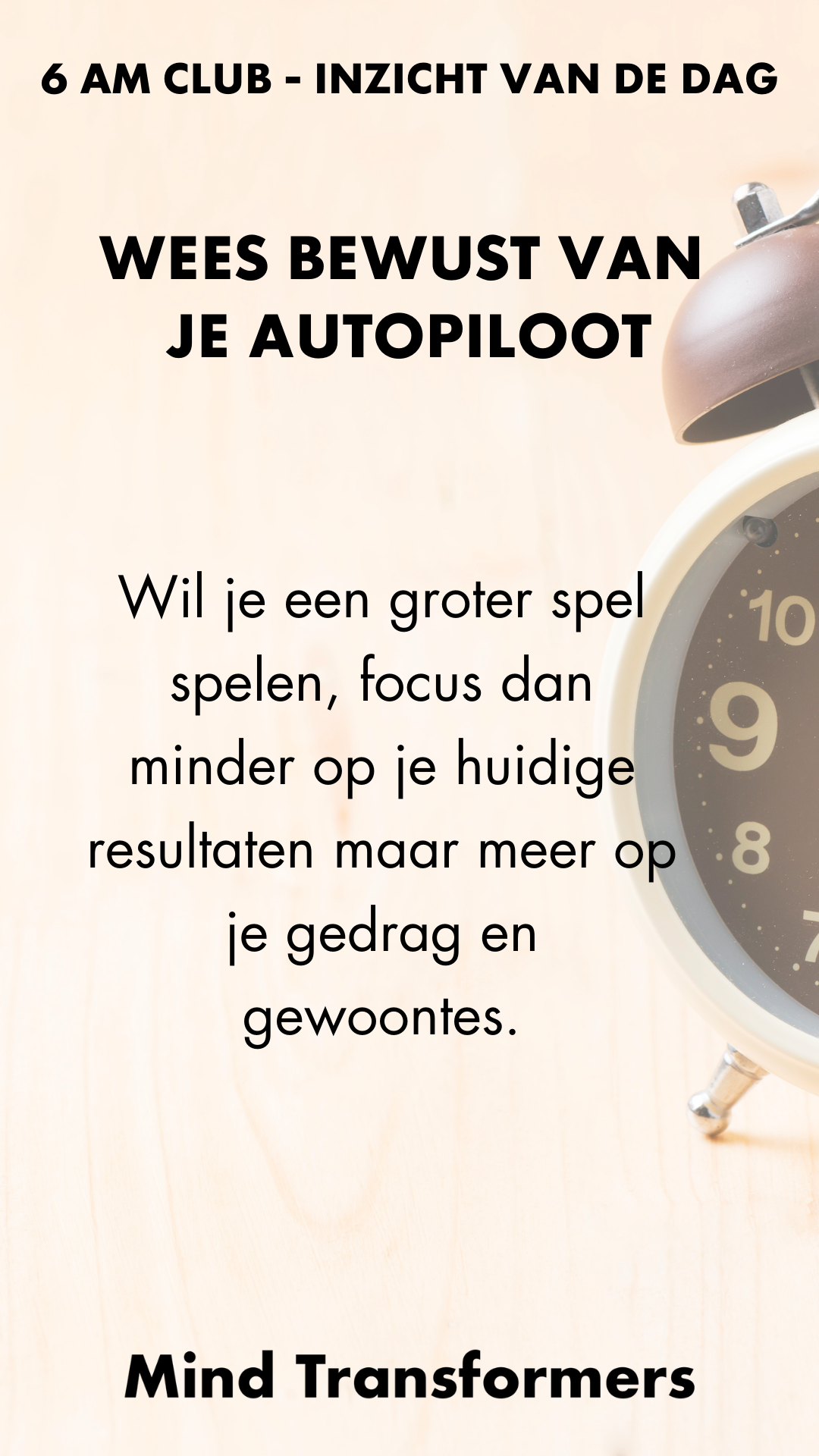 Een poster met tekst over mindfulness en zelfverbetering, inclusief de titel '6 AM CLUB - INZICHT VAN DE DAG' en de boodschap 'Wees bewust van je autopilot'.