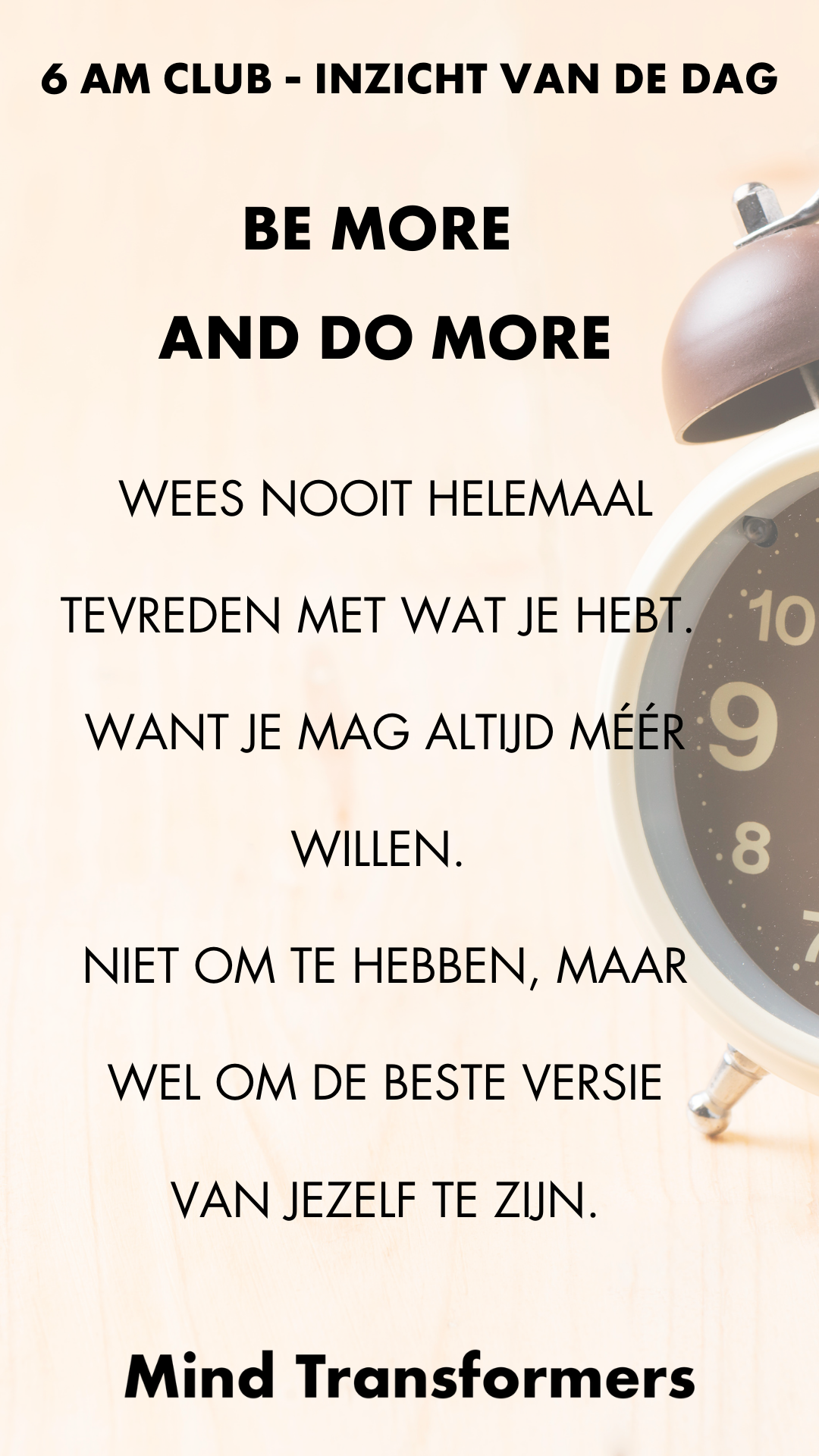 Een klok en een tekst met inspirerende woorden in het Nederlands over zelfverbetering en tevredenheid, afkomstig van de 6 AM Club. De tekst benadrukt het belang van meer doen en tevreden zijn met wat je hebt.