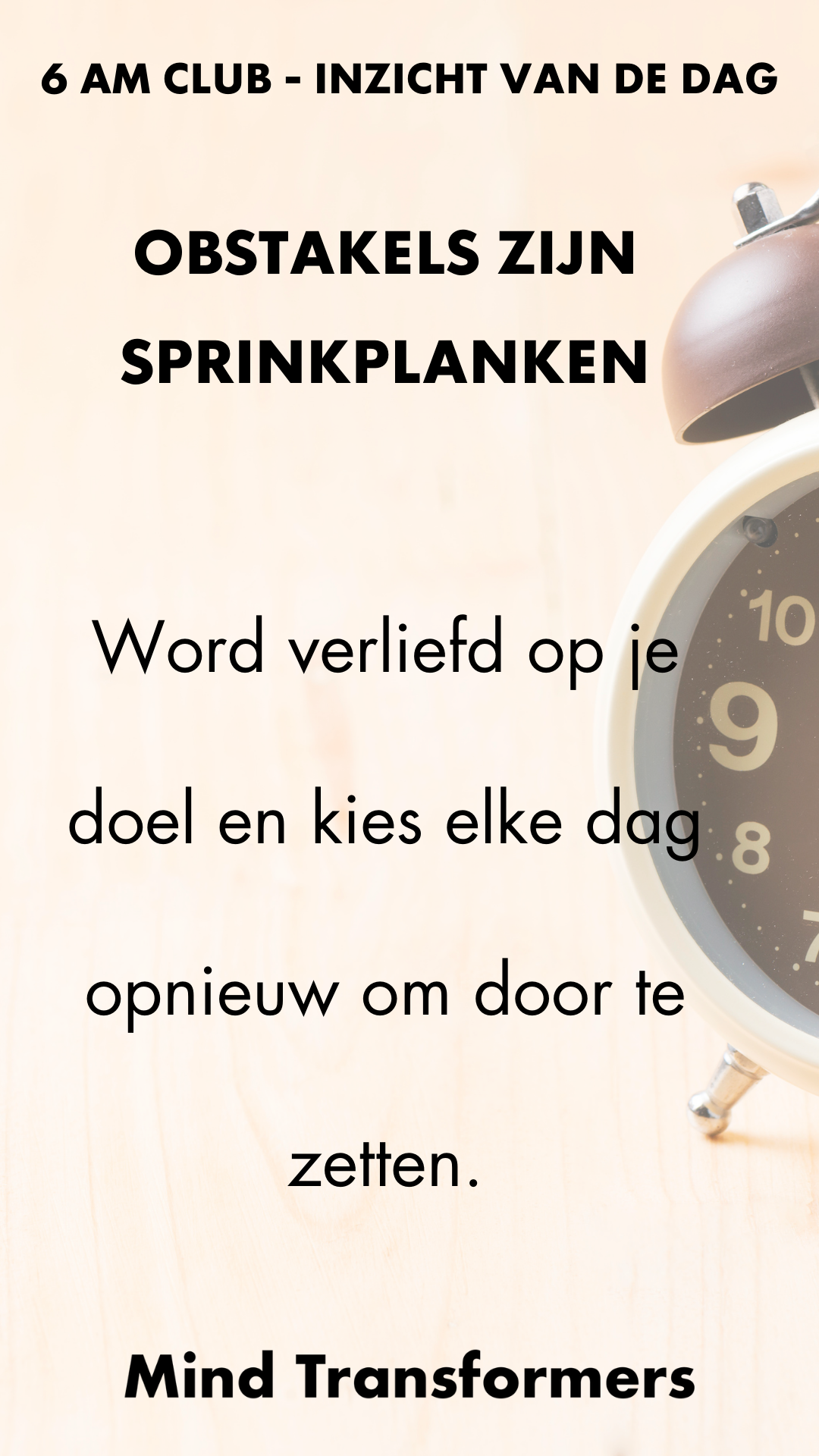 Een alarmklok en een zacht gekleurde achtergrond met daarop een inspirerende quote over obstakels en doorzetten, geschreven in het Nederlands.