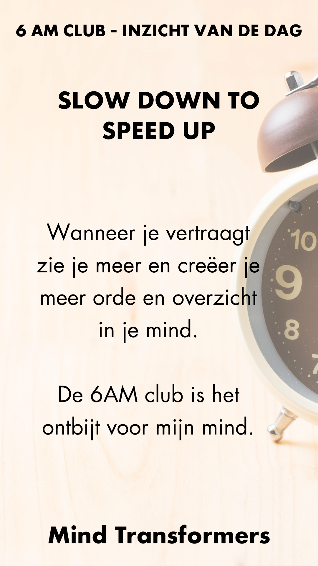 Een tekstkaart met de titel '6 AM CLUB - INZICHT VAN DE DAG' en een afbeelding van een houten tafel en een alarmklok. Tekst op de kaart zegt dat het vertragen je meer overzicht geeft en dat de 6AM club het ontbijt voor je brein is.
