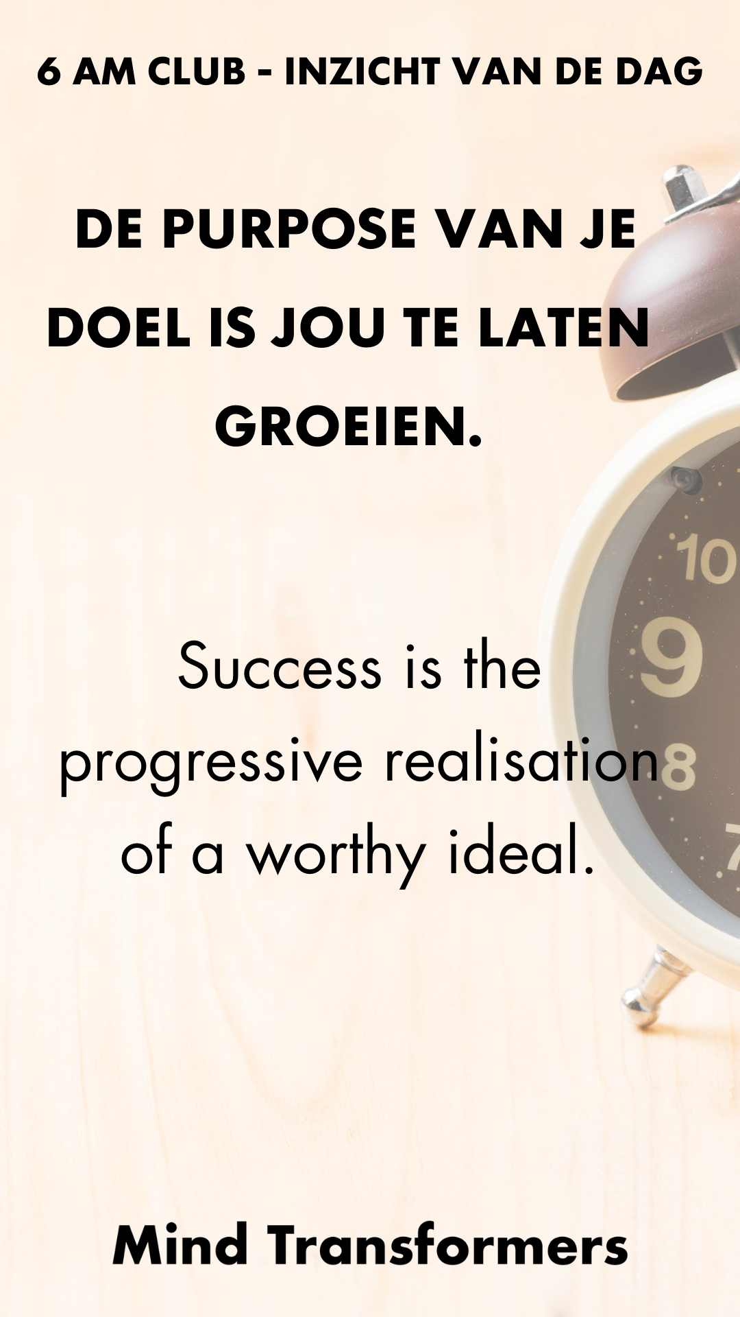 Motiverende quote over succes en groei, deels in het Nederlands en Engels, op een lichte houten achtergrond met een zwart en wit alarmklok op de rechterkant.