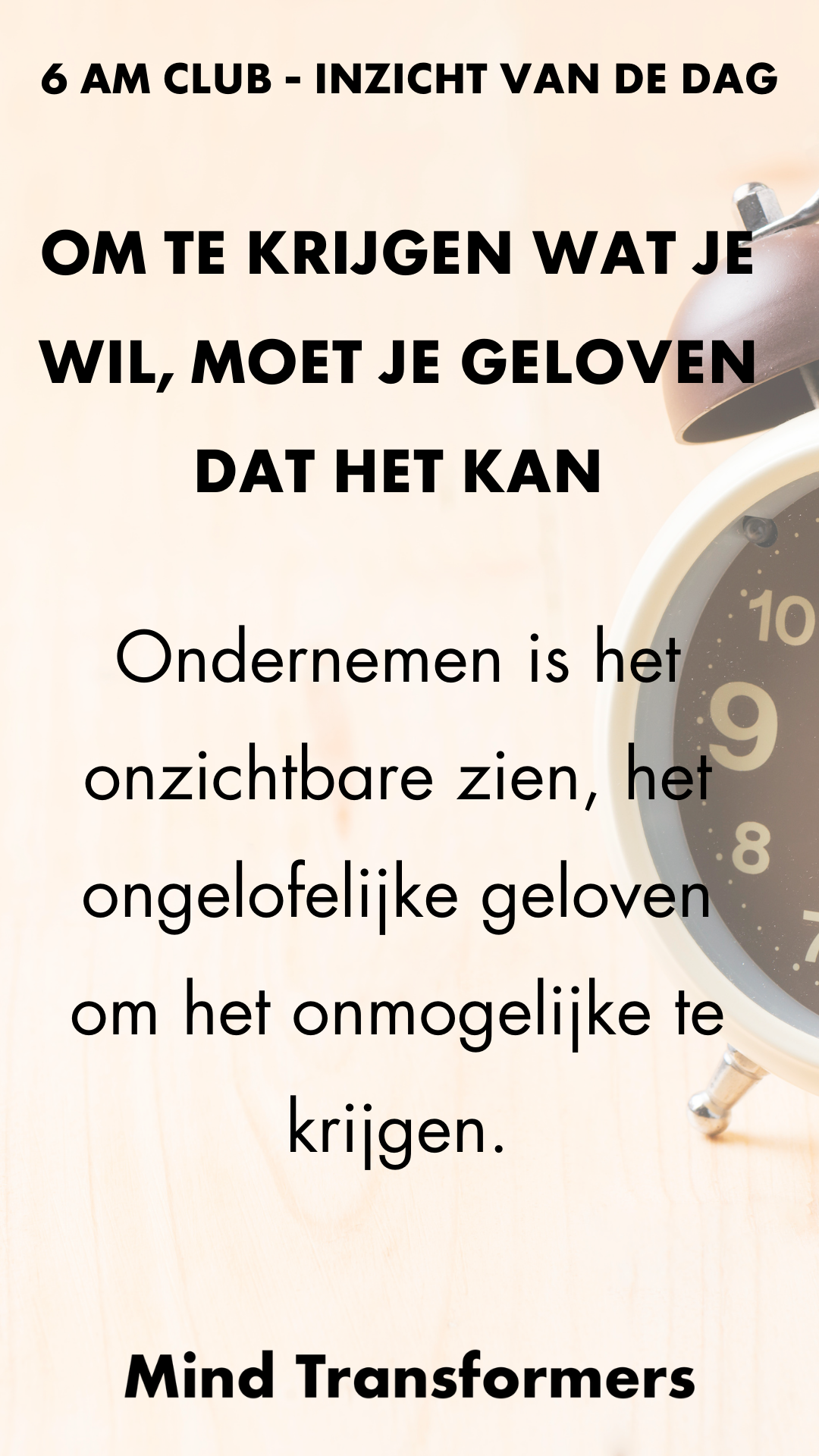 Motiverende quote over ondernemen en geloof, met een klok op een houten tafel.