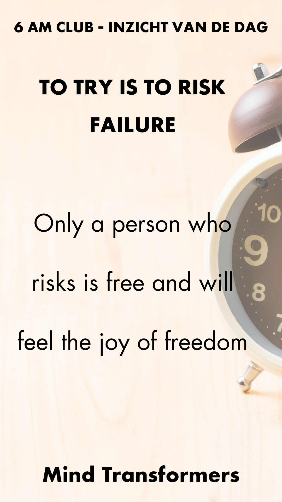 Tekst op achtergrond met klok en alarmbel, met de woorden: '6 AM Club - Inzicht van de dag, To try is to risk failure, Only a person who risks is free and will feel the joy of freedom, Mind Transformers'