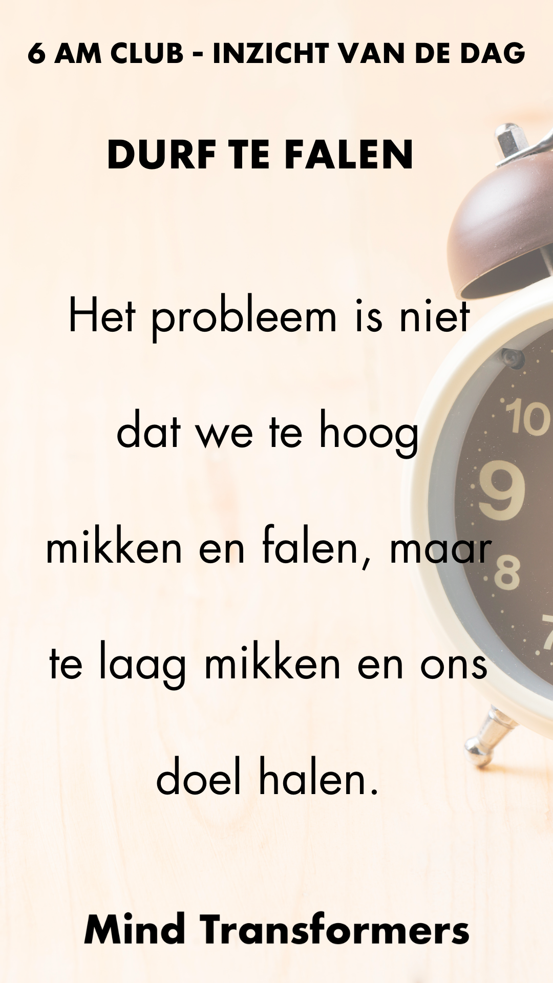 Een foto van een klok en een bord met Nederlandstalige tekst met een inspiratieboodschap over het niet te hoog mikken.