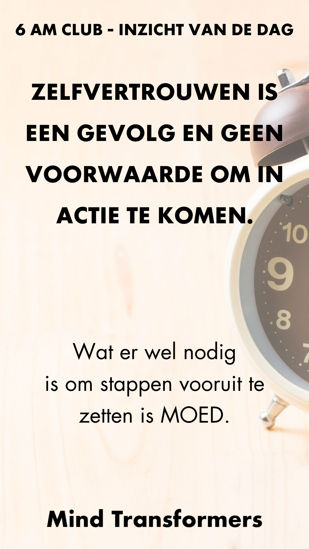 Motiverende quote over zelfvertrouwen en actie, met een klok op de achtergrond.