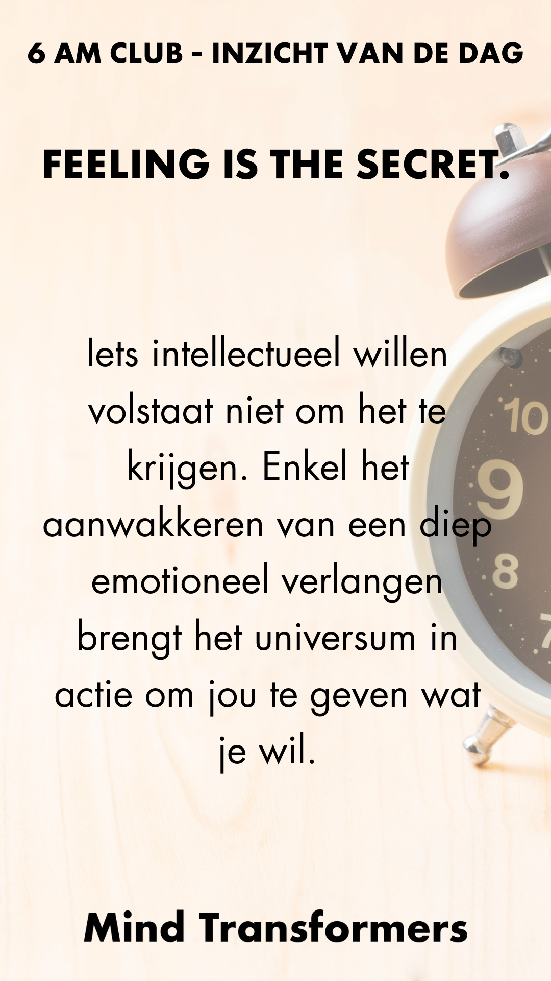 Inspirerende quote over het bewustzijn en emotionele verlangens, met een achtergrond van een klok en een licht houten oppervlak.