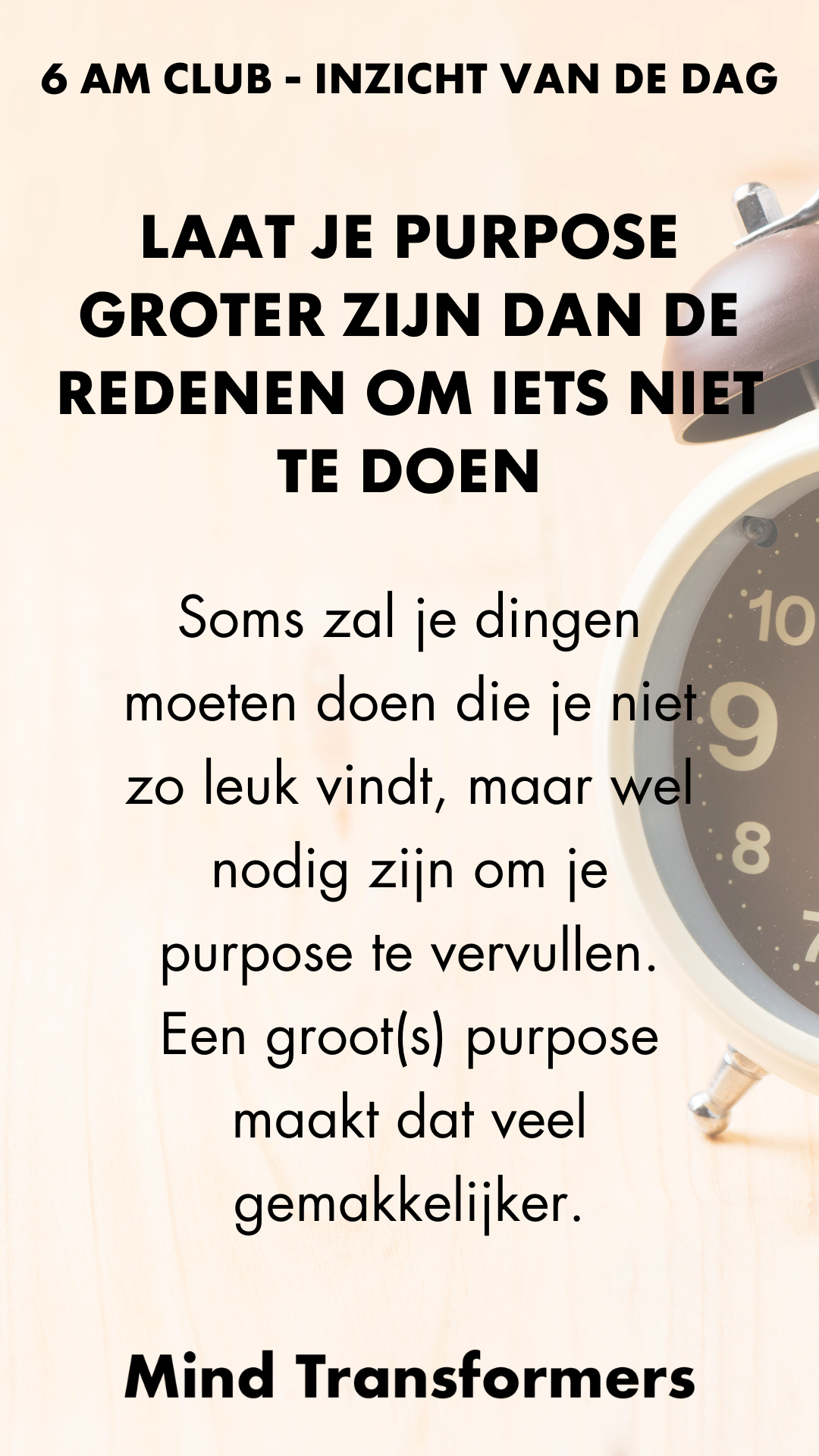 Motiverende quote over het gebruik van grote doelen om het makkelijker te maken, met een klok op de rechterkant.