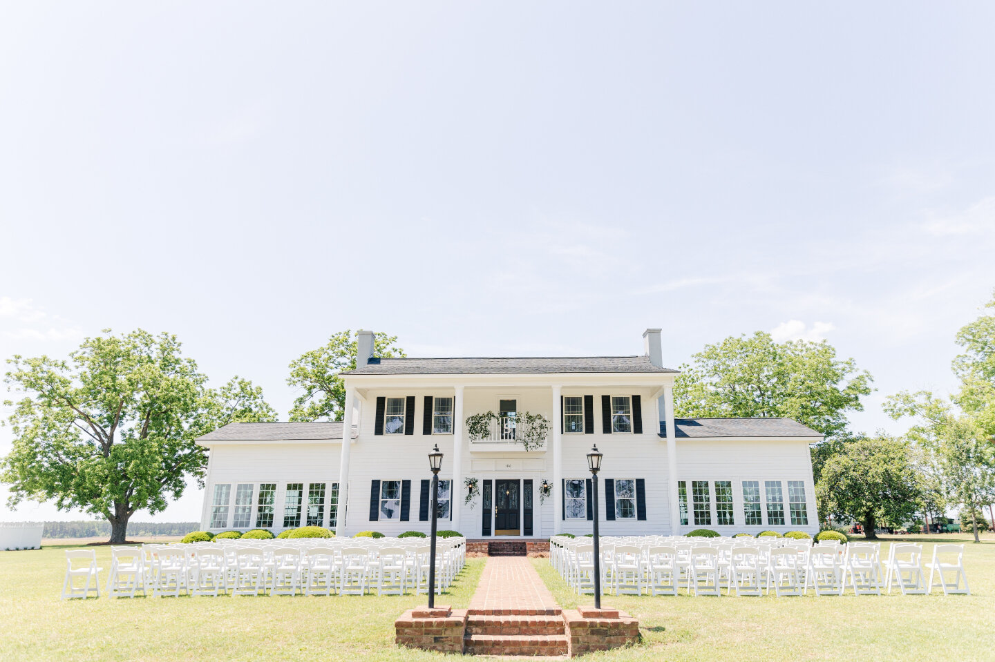 Escape to a destination of love and enchantment! ✈️💍 Dutch Ford Farm offers the perfect backdrop for your dream south country destination wedding, where every moment feels like a fairytale come true. It&rsquo;s time to plan your magical getaway!
📸P
