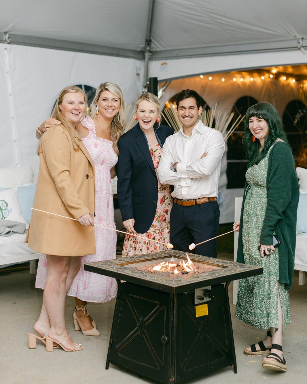Everyone loves a beautiful traditional wedding cake, but these sweet twists that we&rsquo;ve seen lately are putting smiles on everyone&rsquo;s faces! How cute is this smore&rsquo;s pit station from The Rentz&rsquo;s wedding?! We just keep coming bac