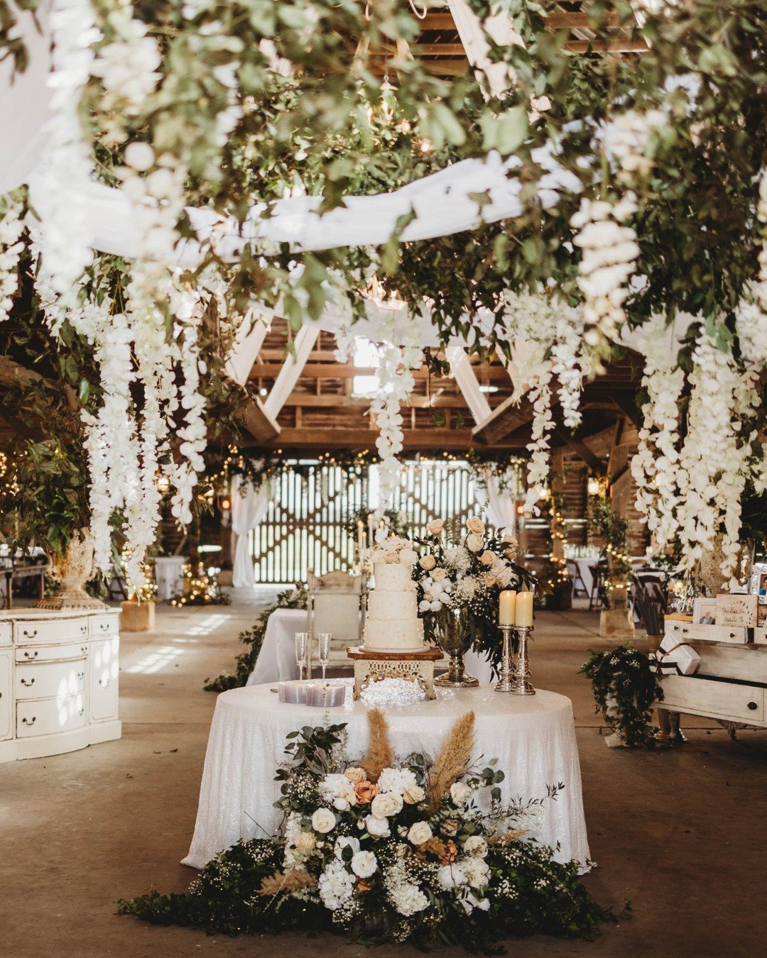 Thinking of a late ☘️March or early 🌺April wedding, but you just aren&rsquo;t sure how to imagine our farm in the spring? ➡️Swipe through some of our favs from the Gordon wedding photos last April and get all of the✨ inspo you need! @kelsiejonesphot