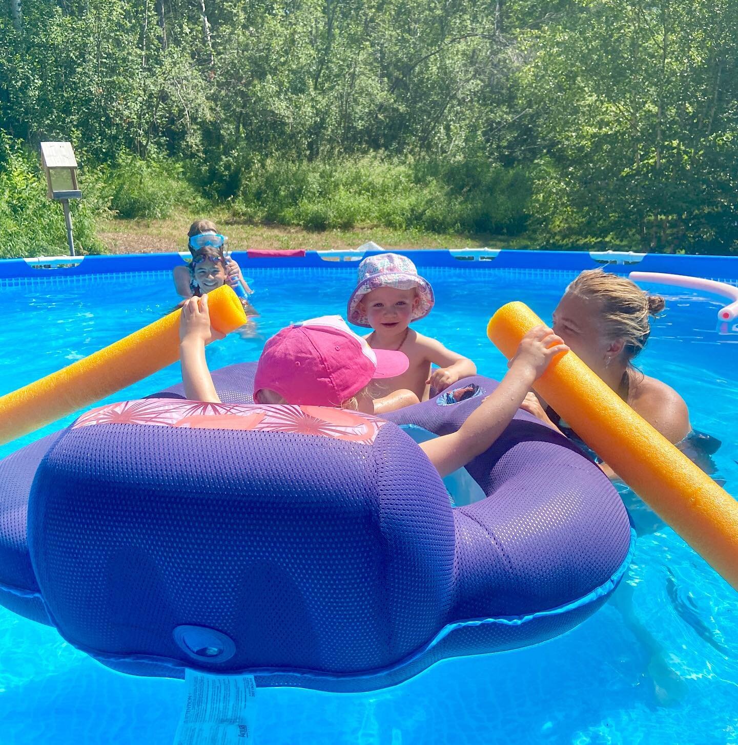 Summer is the BEST ☀️ Seriously considering one of these giant pools (if we could ever find one 😂) 
&bull;
&bull;
&bull;
&bull; #summer #pool #pooldays #floatie #outdoorpool #heatwave #backyard #cousins #happybaby #happy #sunshine