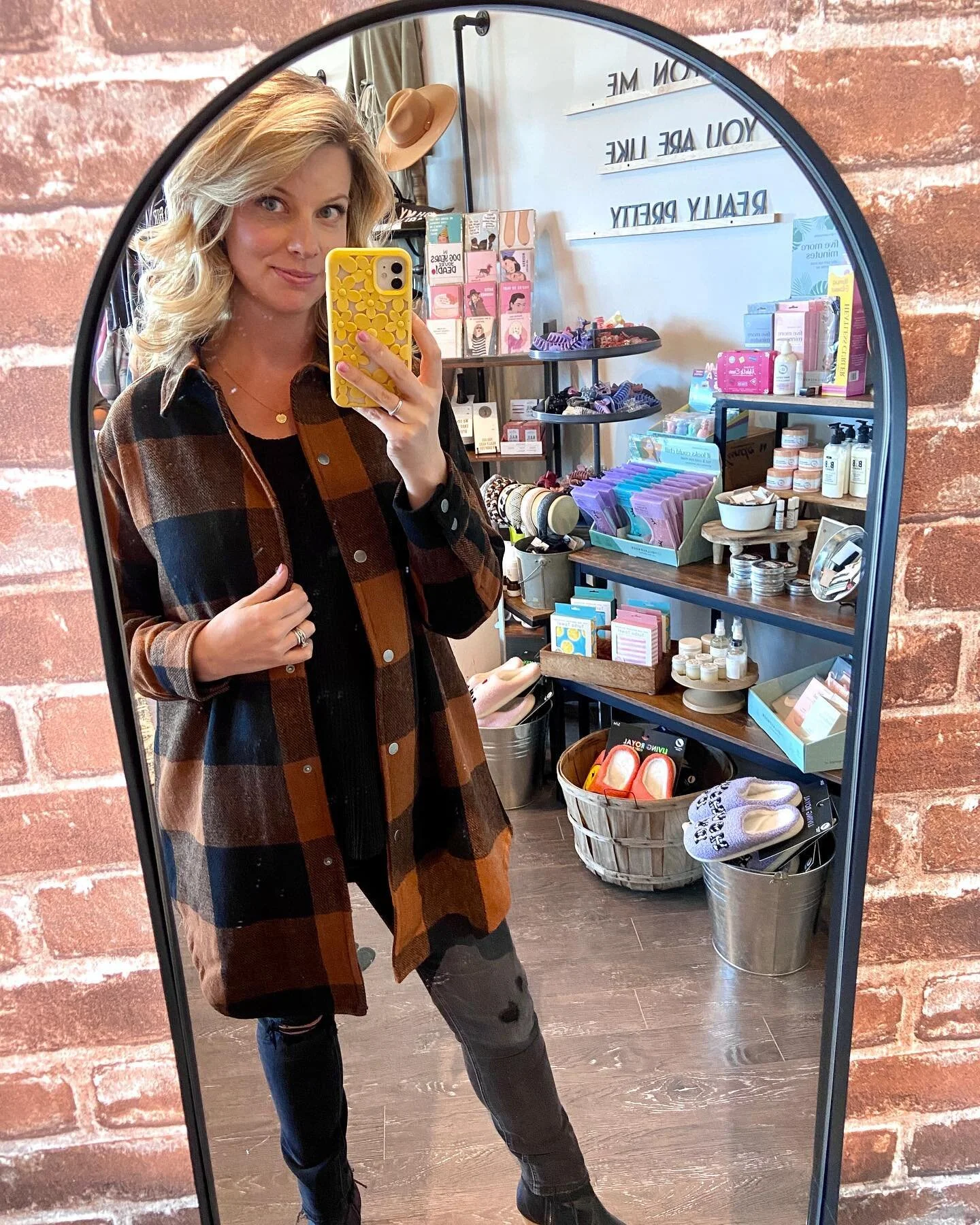 🤠 FALL GIVEAWAY 🤠 It&rsquo;s Shacket season baby! There&rsquo;s no better place to go than @rocketandrooboutique ! 

We want to give you a $100 gift card to Rocket and Roo Boutique to get the autumn outfit of your dreams!

All you gotta do is:

1) 