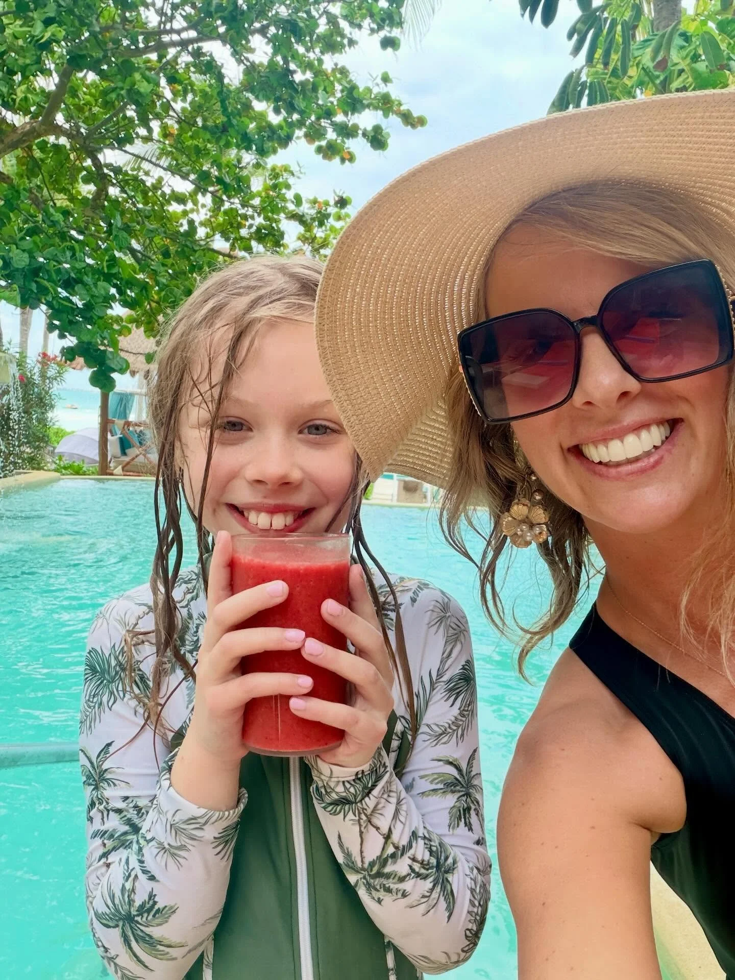 Two photos to sum up the first two days at @dreamssandscancun &hearts;️ Sun, Water &amp; Guacamole 🥑 

My heart ( &amp; stomach!) is so full 🎀