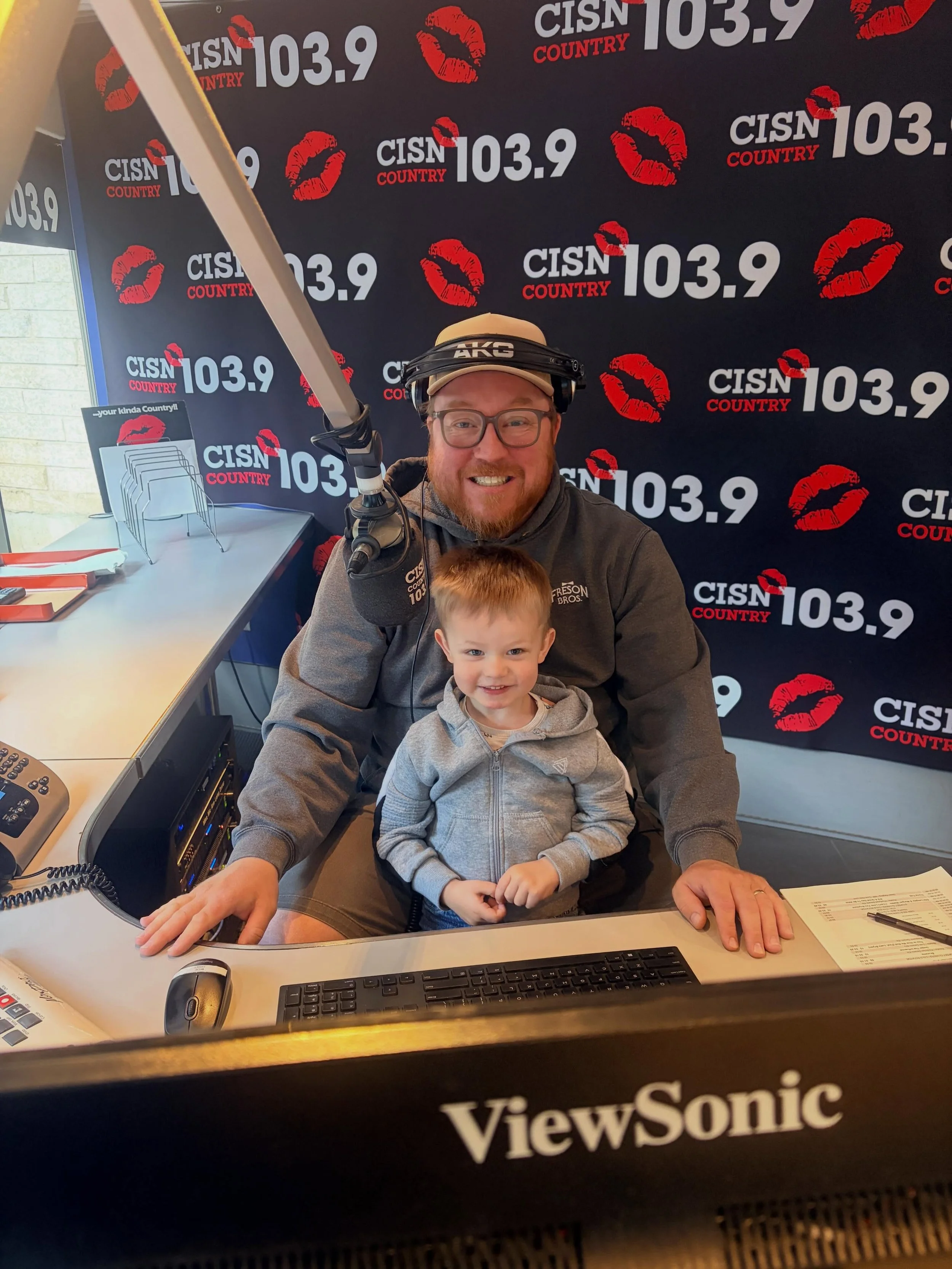 Cute new cohost this morn ☺️ 

@cisncountry