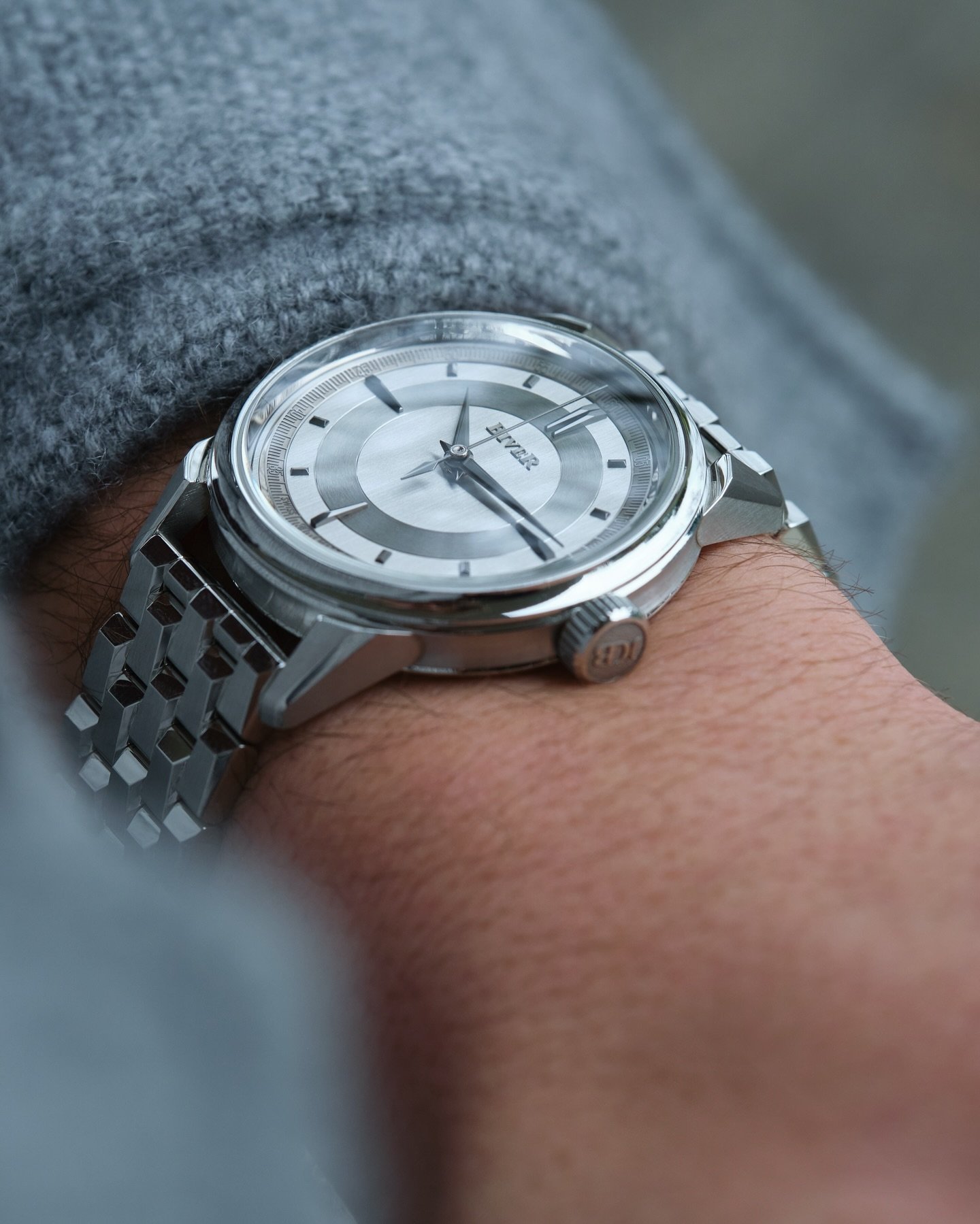 Diving into the design of Biver Watches it is clear both @jcbiver and @pierrebiver have a deep love and passion for Patek Philippe. When looking at their newly released time-only the design hints from Patek masterpieces can be seen quite clearly. Rea