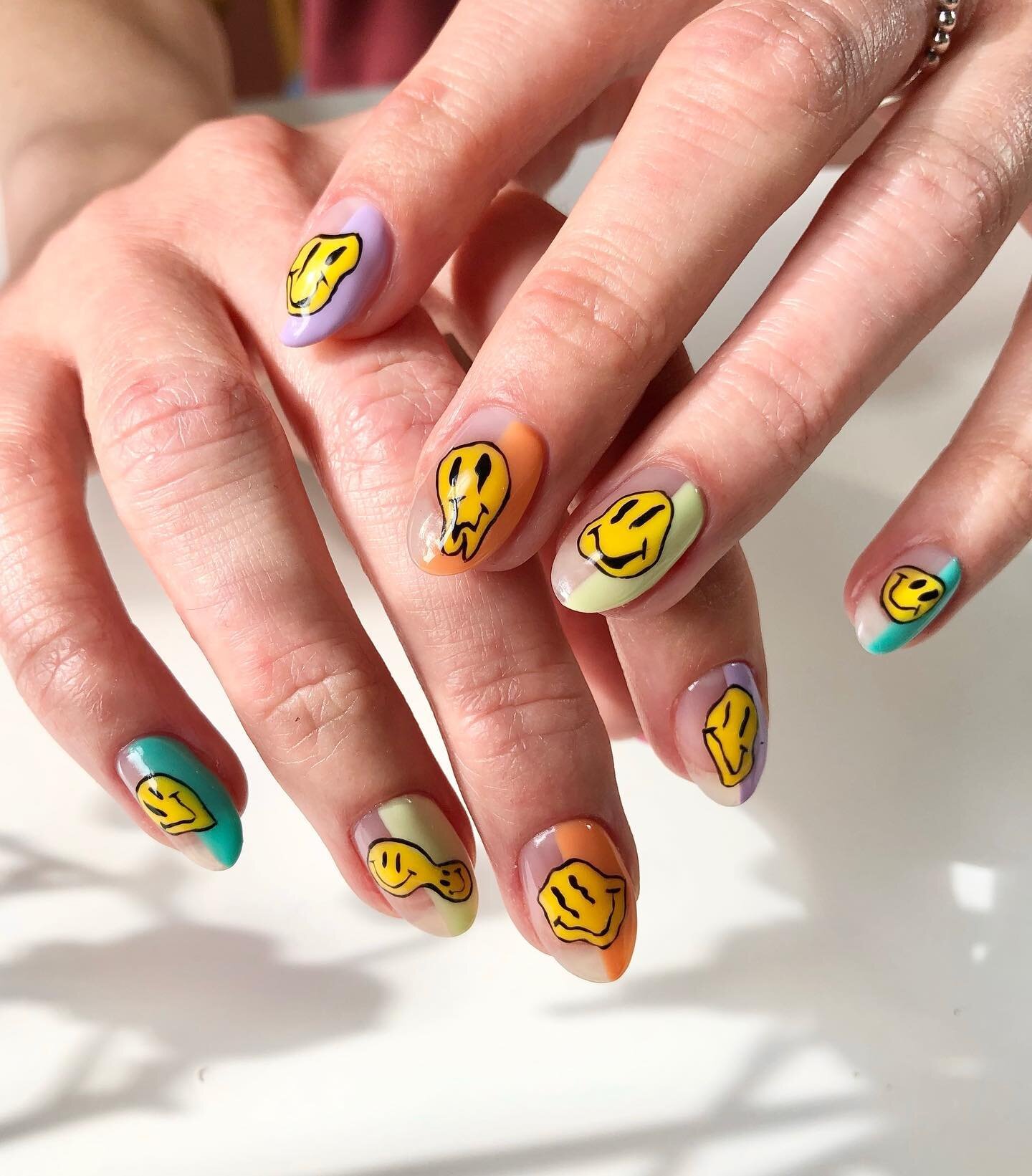 Trippy smilies 🙂🙃 I feel these are very much a vibe for this summer when keeping positive can be a challenge, hope you&rsquo;re mostly smiling even though it can get a bit hard some days 💛
Painted all with @biosculpturegelgb 
Prepped with @officia