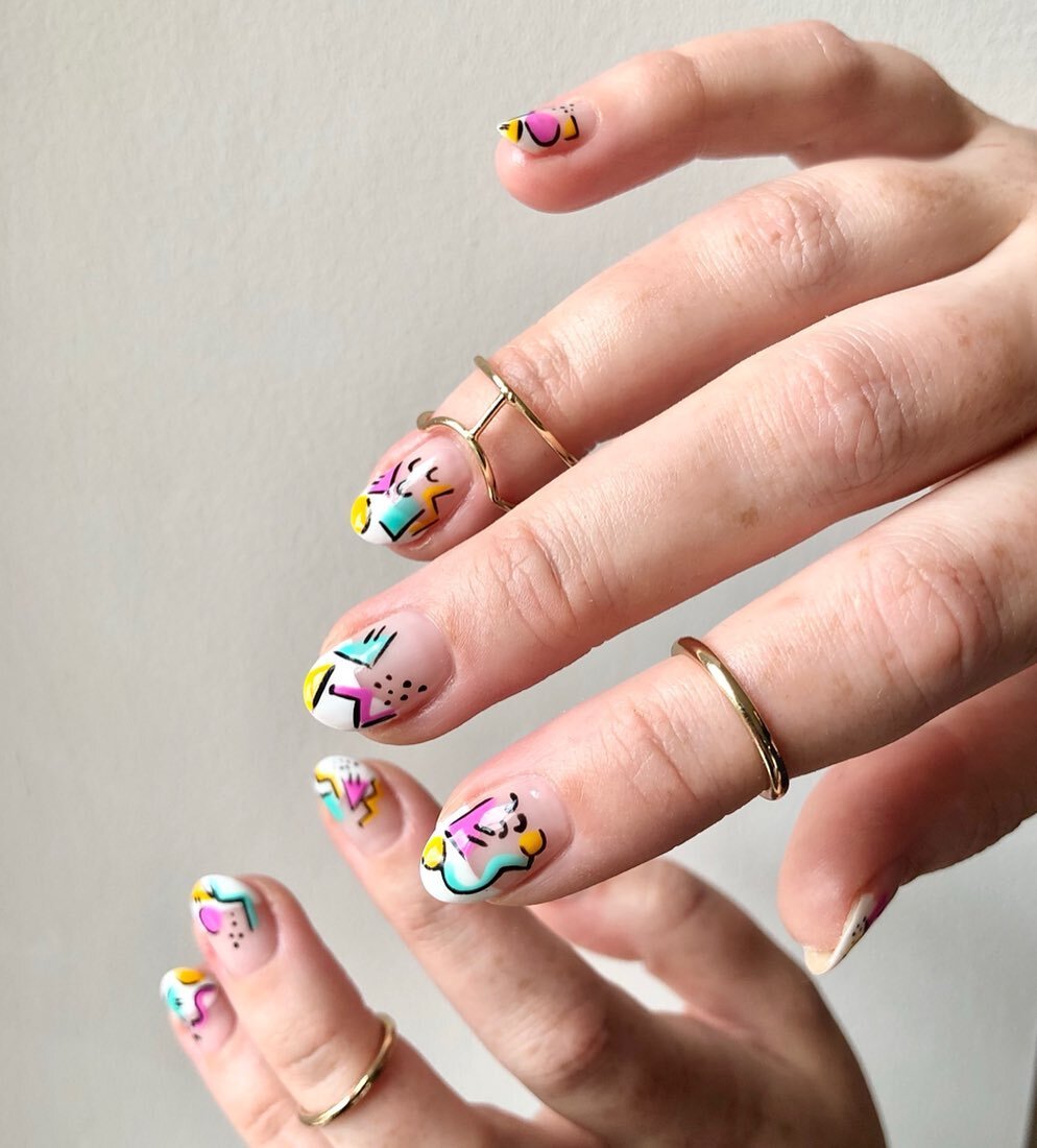 A special birthday set with the 80s Memphis style pattern for an 80s baby @heathermcc_life! Her nails have come on amazing since I started doing them a couple of months ago; another one of my gold star clients for following aftercare advice 🏅 
Total