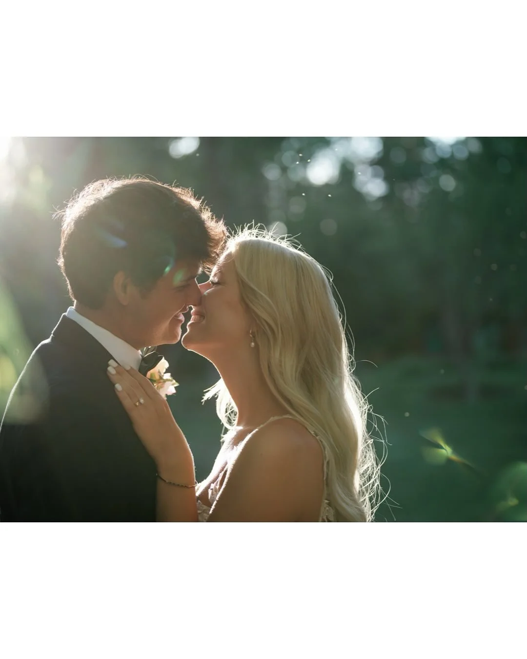 Mollin &amp; Naaman said &ldquo;I do&rdquo; under the trees, surrounded by the kind of calm and joy you don&rsquo;t forget. El Monte Sagrado gave them golden light, willow trees, and just the right amount of wind to make everything feel alive.
It was