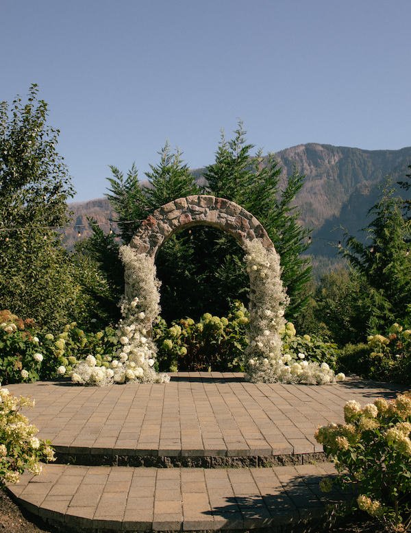 Wedding Ceremony Flowers at Cape Horn Estate.jpg