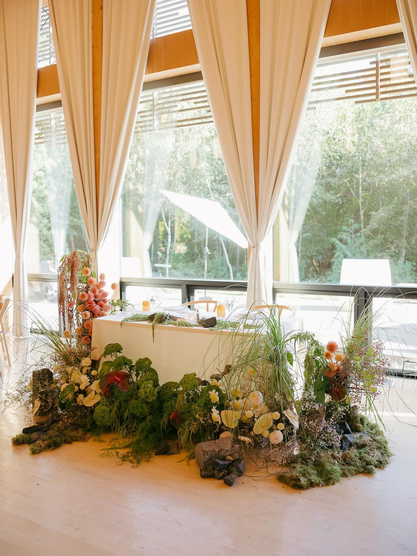 An earthy, autumn sweetheart table from last fall for A+A. 🪨🍃

Wedding Planner: @jaime.ta
Venue: @nordicnorthwest
Catering: @brodercatering
Photographer: @mylaliphotos 
Florals: @carolinereusenflowers
DJ/Live Music: @tracy_kim_music
Rentals: @arden