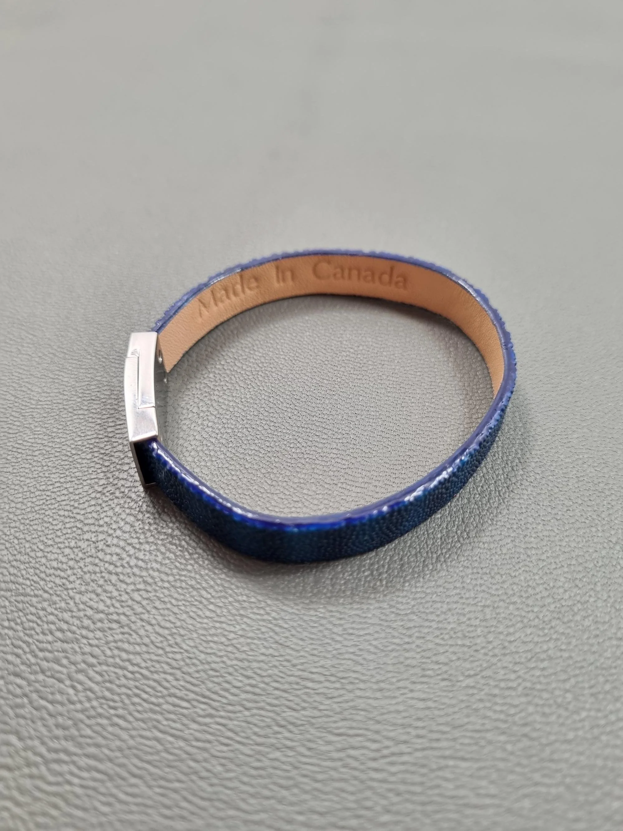 Top view of a luxury blue stingray bracelet with a magnetic clasp, made by Pila Luxuria in Canada.