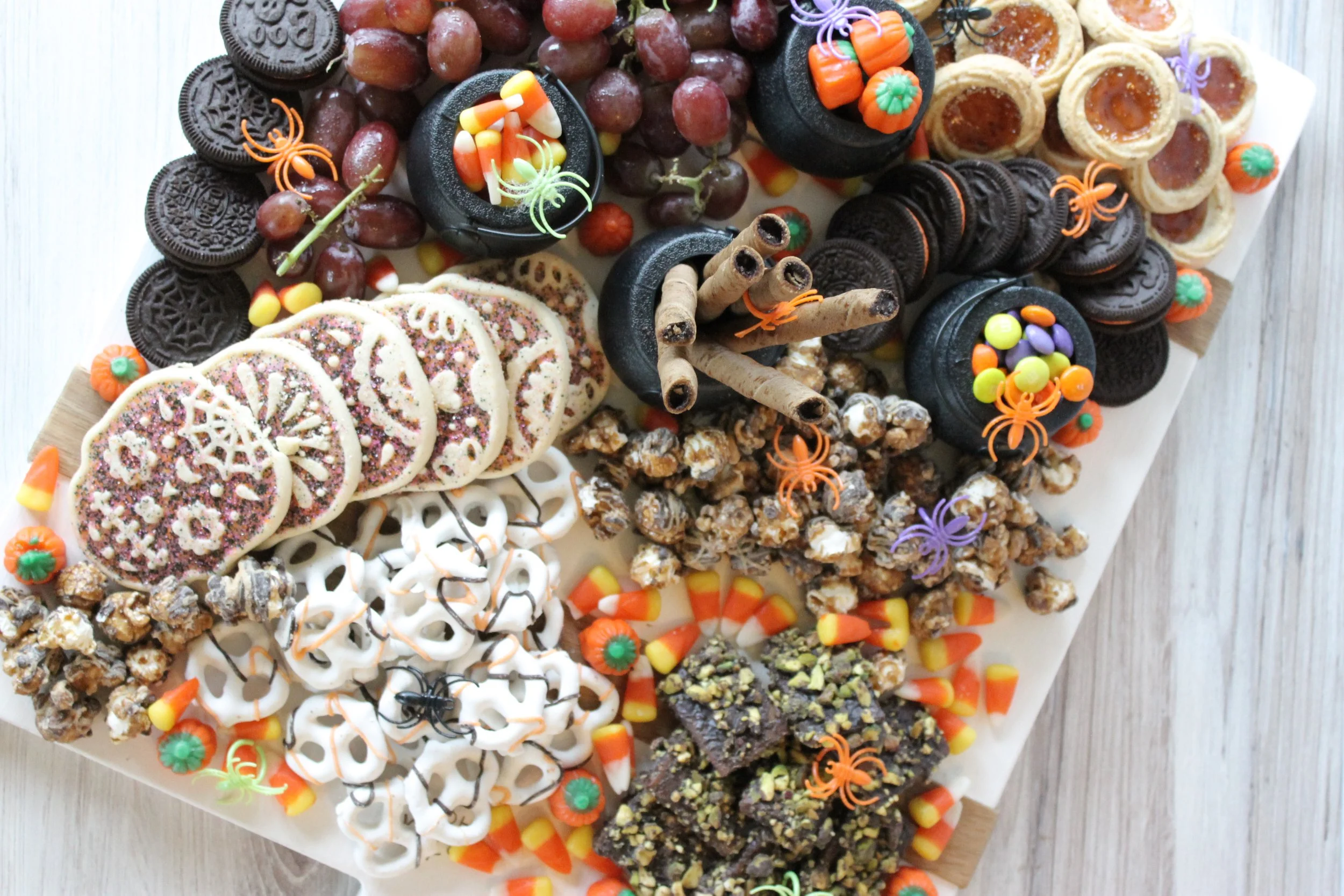 HALLOWEEN DESSERT BOARD