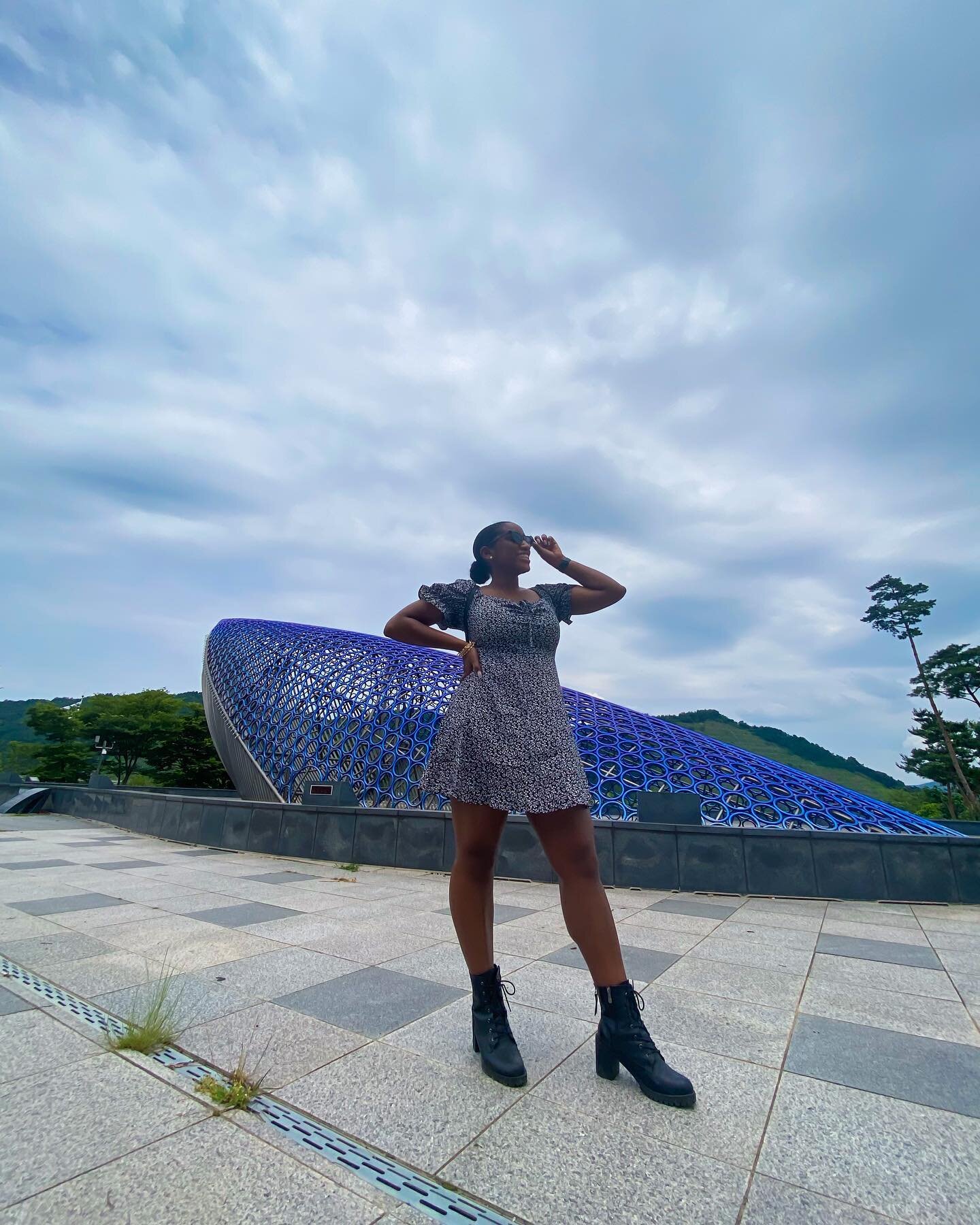 You can&rsquo;t tell me I&rsquo;m not 6ft 😎.
&bull;
Swipe for the shenanigans 😅
.
.
.
.
.
.
.
📸: @livingmylexlifee 
#kennyinkorea #expat #expatlife #expatstories #lifeabroad #blackgirlmagic #blackgirlswhoblog #brownskin #brownskingirls #blackgirlb