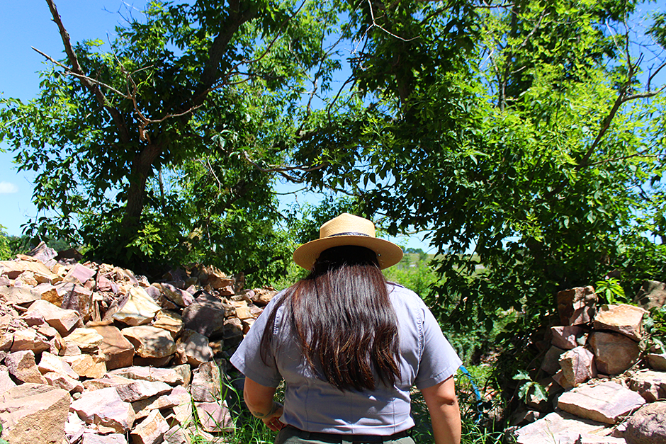 Park ranger and cultural resource specialist Gabrielle Drapeau leading a tour at the Pipestone National Monument. Credit: MinnPost photo by Ava Kian