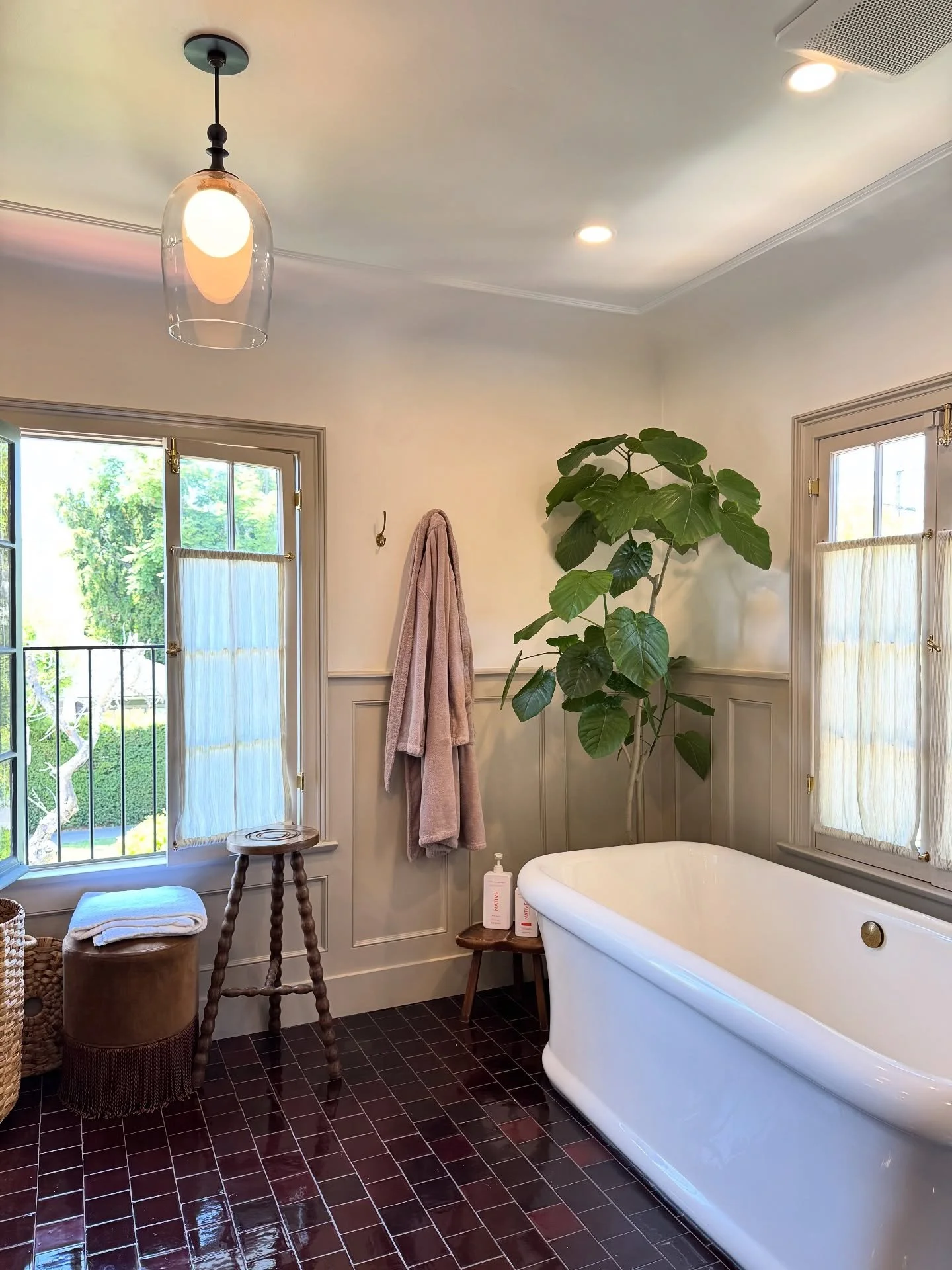 Tall enough to frame the tub, soft enough not to overpower. 🌿

Swipe to see the difference one plant makes ✨