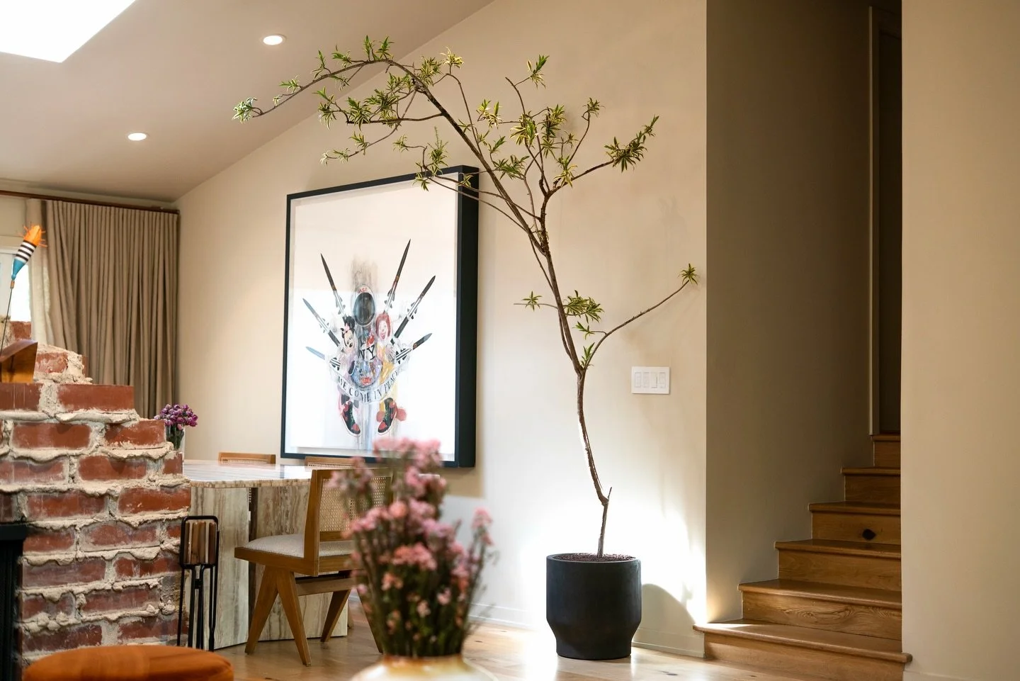 Our clients kept saying this tree felt like art&hellip; and we couldn&rsquo;t agree more.

It fits this corner so naturally, curving into the dining room, with the skylight hitting it just right. Some trees are really meant to be! 

For @carasantanal