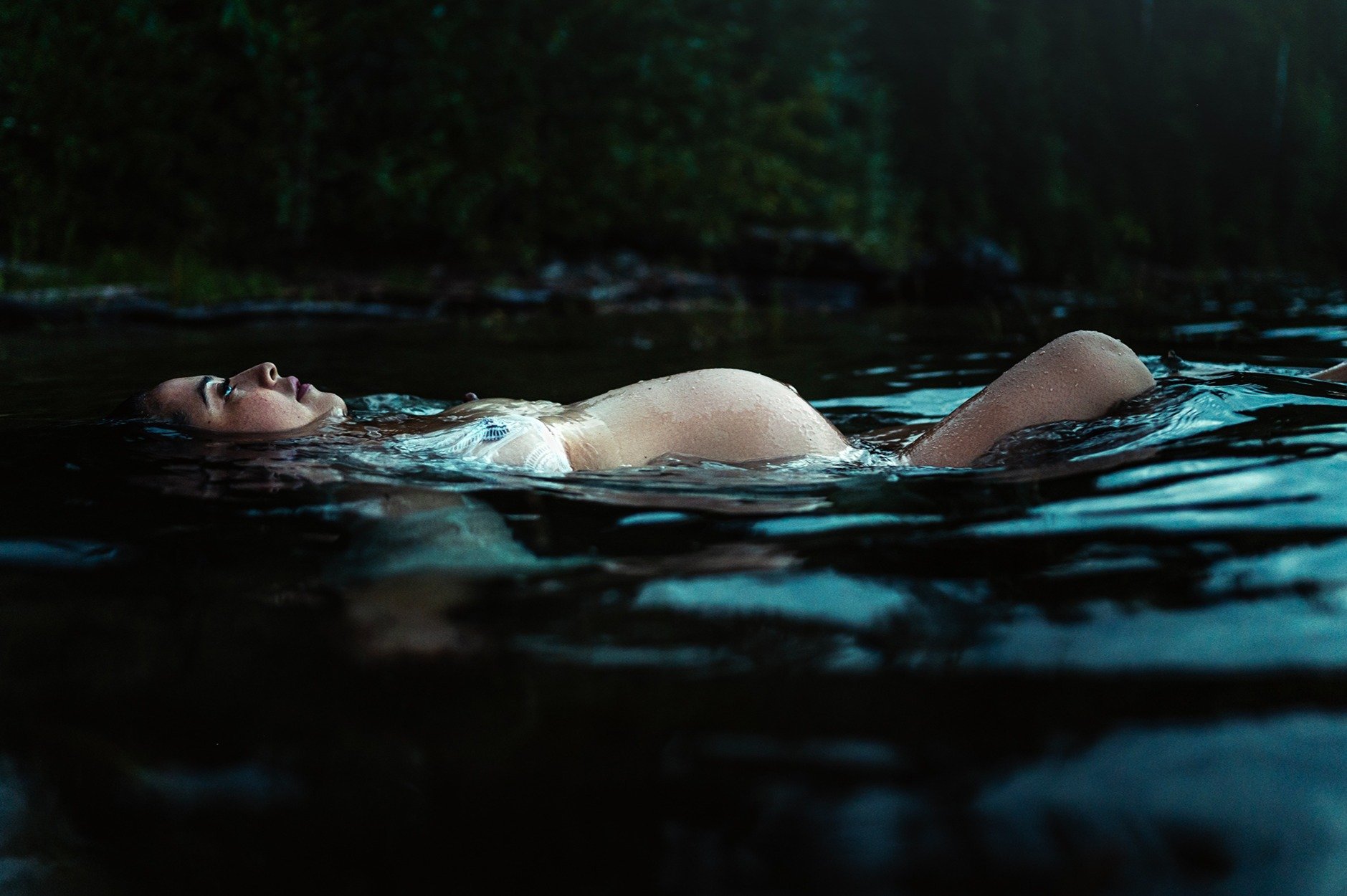 Intimate maternity sessions are forever part of my heart's calling. What is more beautifully serene than this moment before a family expands, honouring the absolute goddess who created and holds that life? 

I love to finish my summer and lake-season