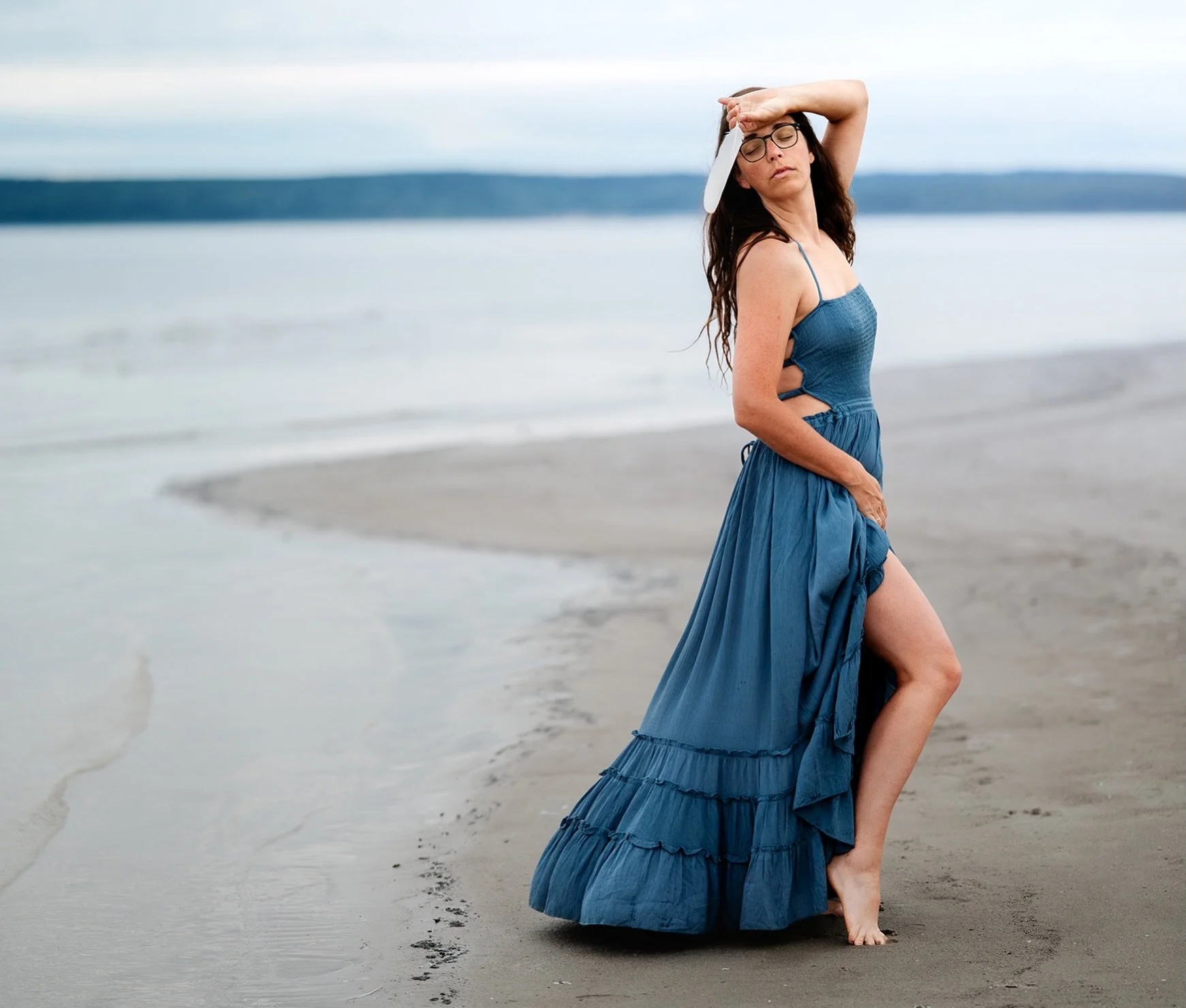 Throwing back to the Pacific-est beach smack in the middle of Manitoba. Woke up in the dark to shoot sunrise which never came. But a very empty beach first thing in the morning was very peaceful ❤️ 

BTS moment 👉

#selfportrait #grandbeach #canadian