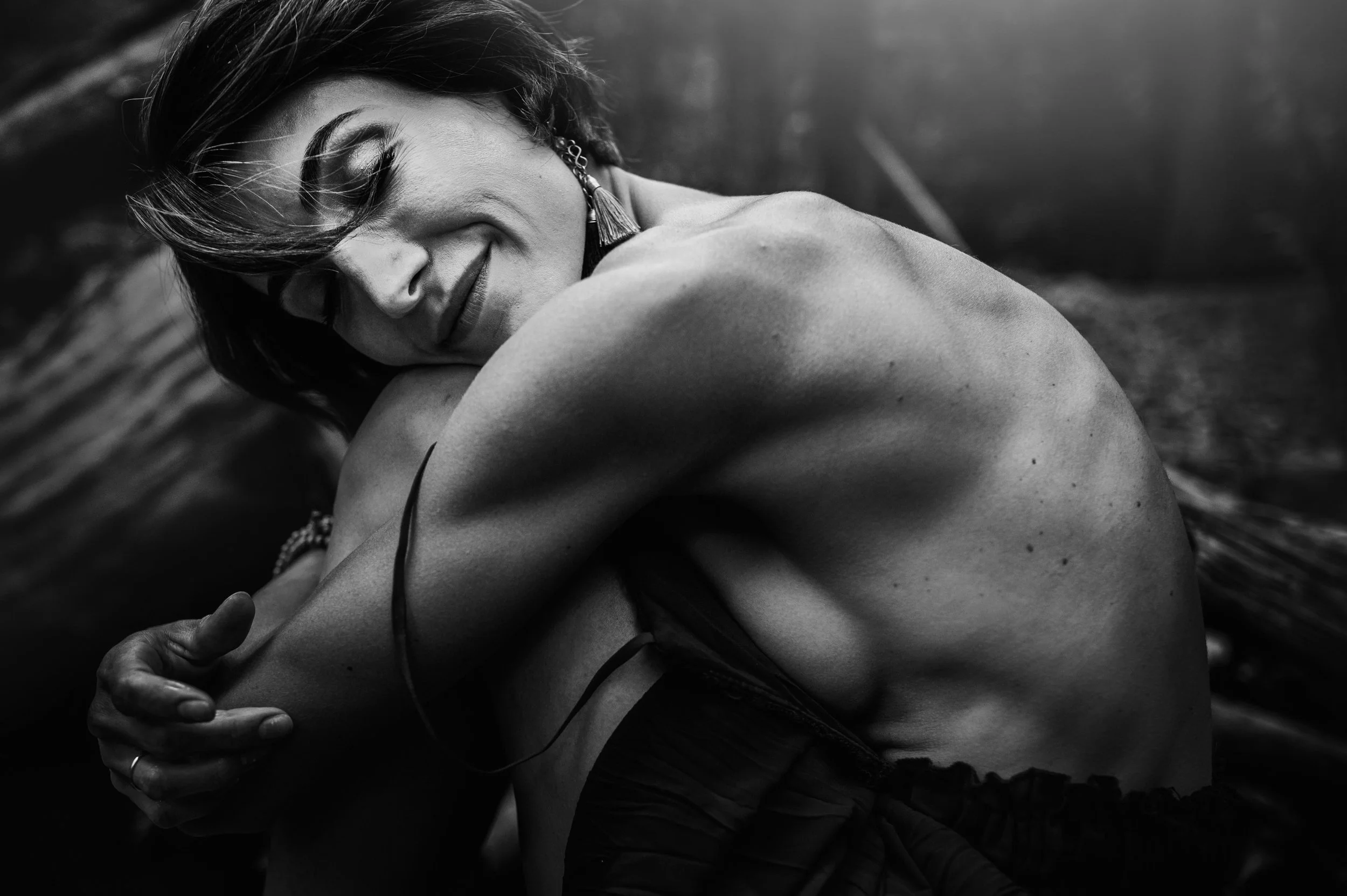 She came to me wanting to celebrate a peak moment in her physical fitness. She had been working very hard as a landscaper and wanted to remember that moment down the road. 

I really loved this outdoor boudoir session in Kelowna, we spent a few hours
