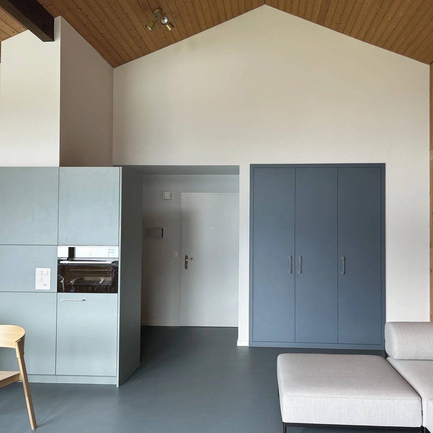 Ferienwohnung Gunten #interiordesign #UmbauimBestand #PrivateRetreat #LakeThun #bluegreenlake #HomeAwayFromHome #PrivateClientProject
#CustomInteriorDesign
#VacationHomeMakeover
#RenovationForOwners
#PersonalizedSpaces
#InteriorForPrivateClients
#Hom