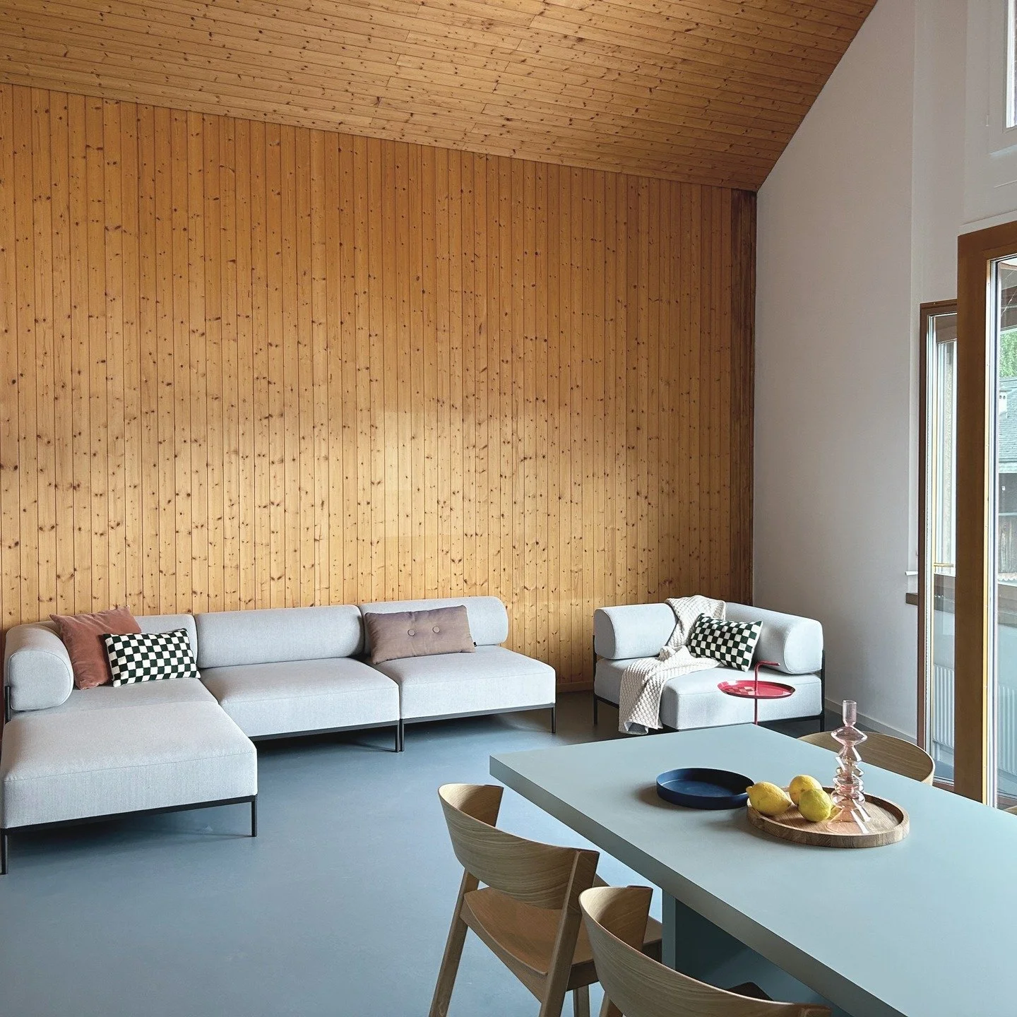 Ferienwohnung Gunten #interiordesign #UmbauimBestand #PrivateRetreat #LakeThun #bluegreenlake #HomeAwayFromHome #PrivateClientProject
#CustomInteriorDesign
#VacationHomeMakeover
#RenovationForOwners
#PersonalizedSpaces
#InteriorForPrivateClients
#Hom