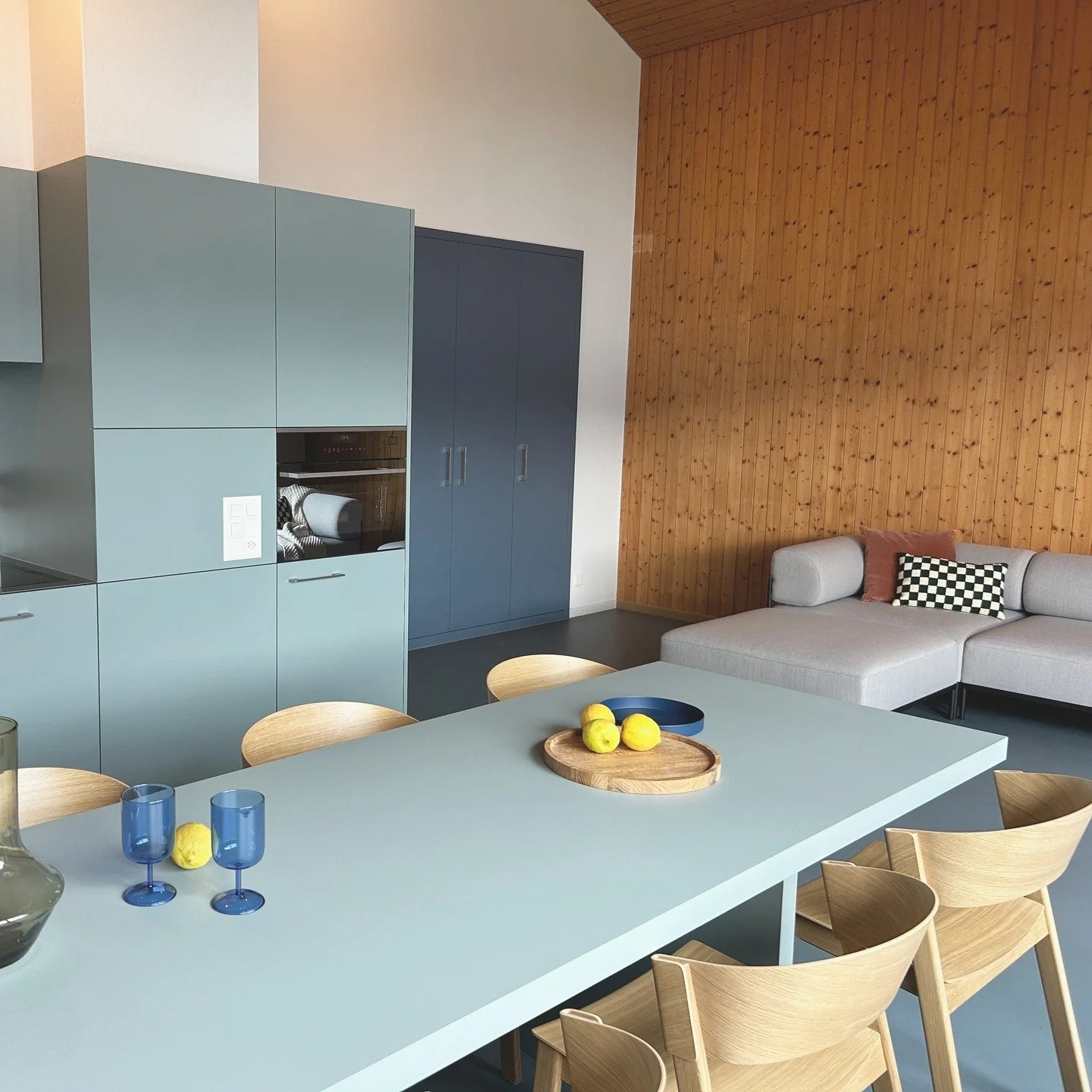 Ferienwohnung Gunten #interiordesign #UmbauimBestand #PrivateRetreat #LakeThun #bluegreenlake #HomeAwayFromHome #PrivateClientProject
#CustomInteriorDesign
#VacationHomeMakeover
#RenovationForOwners
#PersonalizedSpaces
#InteriorForPrivateClients
#Hom