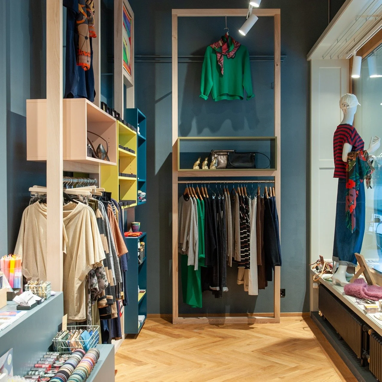 ooonyva swissdesign 
#retaildesign #shopdesign #interiordesign #ladeneinrichtung #sch&ouml;nsterladen #swissdesign @ooonyva @pierrot.pierrette @npellon @pete.the.teacher @wyttenbach_schreinerei