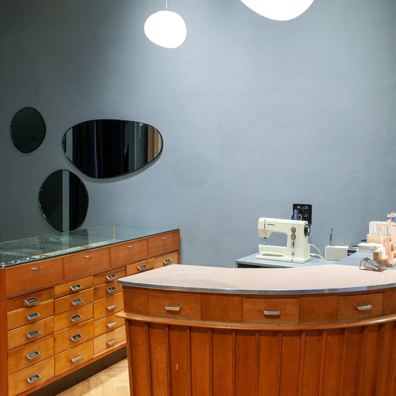 ooonyva swissdesign 
#retaildesign #shopdesign #interiordesign #ladeneinrichtung #sch&ouml;nsterladen #swissdesign @ooonyva @pierrot.pierrette @npellon @pete.the.teacher @wyttenbach_schreinerei