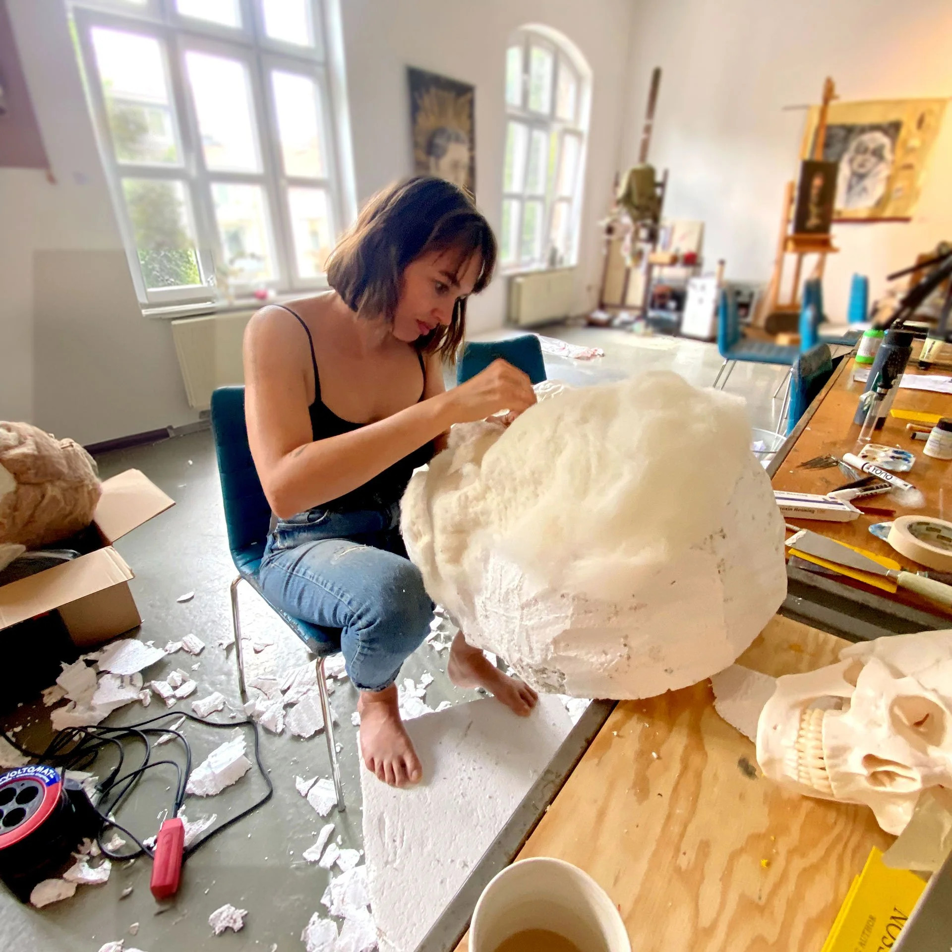 In the chaos of creation, a new form emerges. Amidst the remnants of past works, a new head takes shape

 #contemporaryart #studioviews_daily #artlovers #kunstinhamburg #textileartistsofinstagram