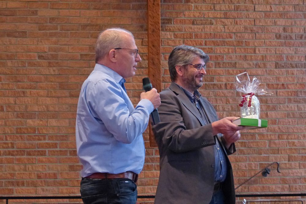 Gemeindeleiter Volker Napiwotzki und Gunnar Siebel begrüßen die vier Täuflinge mit einem Geschenk.
