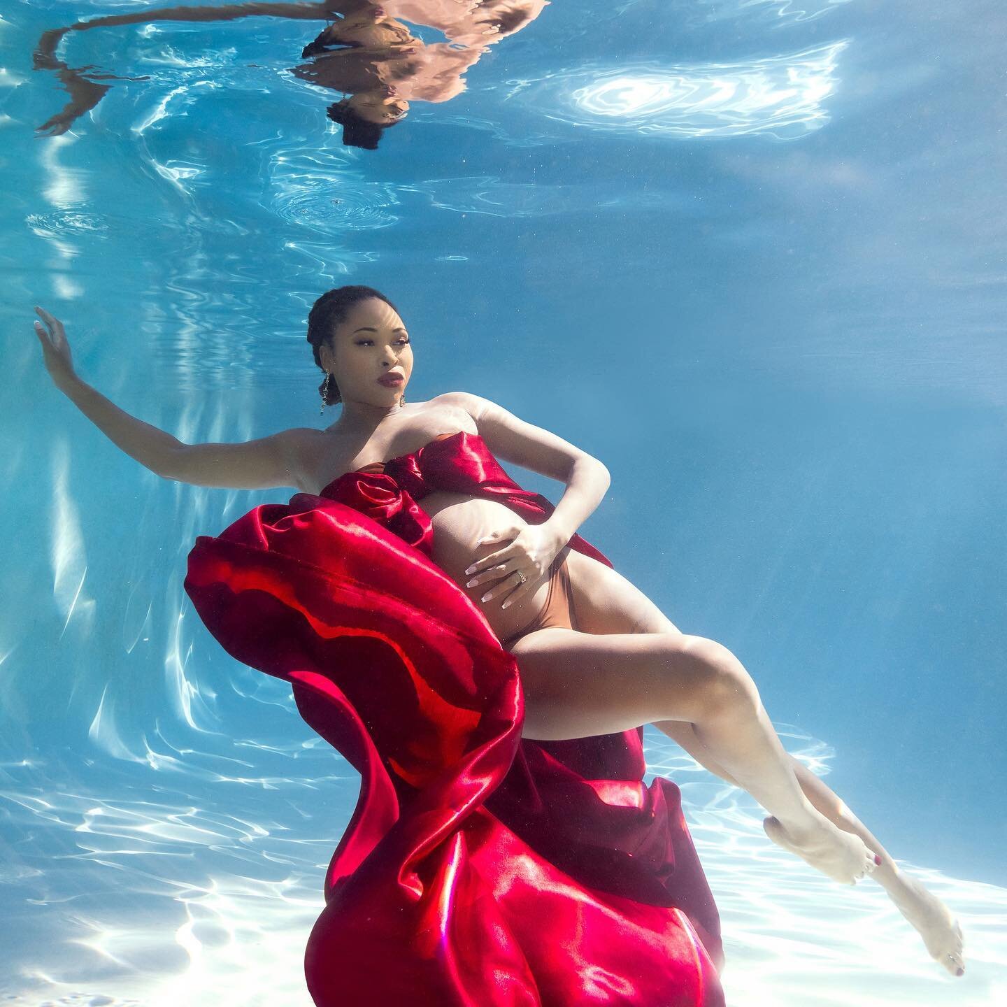 This sweet gift came wrapped in a red bow ❤️
.
.
.
#maternityshoot #maternityphotography #pregancyphoto #pregnant #pregnancyannouncement #pregnantbelly #reddress #blackmomskillingit #underwatermaternity #underwaterpregnancy #underwaterphotography #un