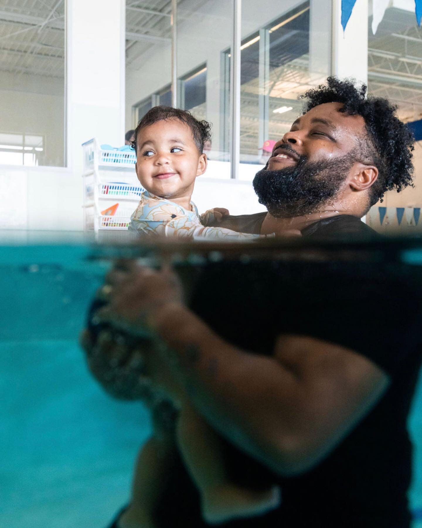 That&rsquo;s a mischievous look if I&rsquo;ve ever seen one. What do you think she was looking at? 👀 Content shoots at swim schools are so much fun. It&rsquo;s all about the candid moments!
.
.
.
#swimschoolphoto #swimschool #swimschoolphotography #