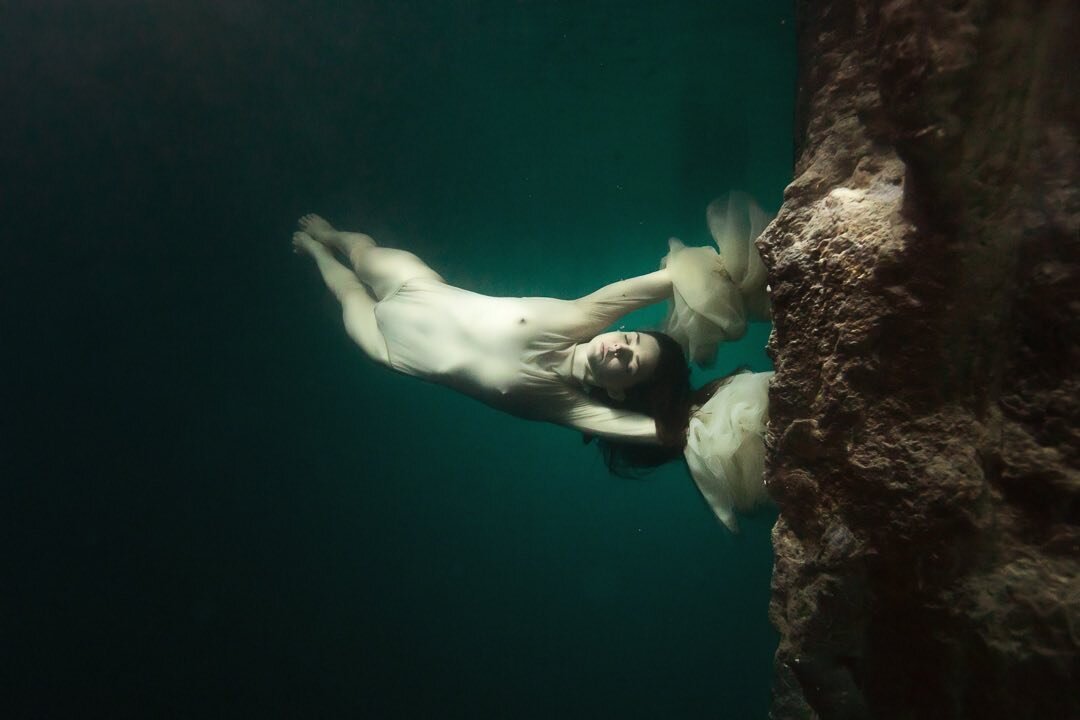 People amaze me.
This is @kristyjessicacreative posing, in complete control, underwater, in a dark cave in Mexico. How awesome is she? 👏