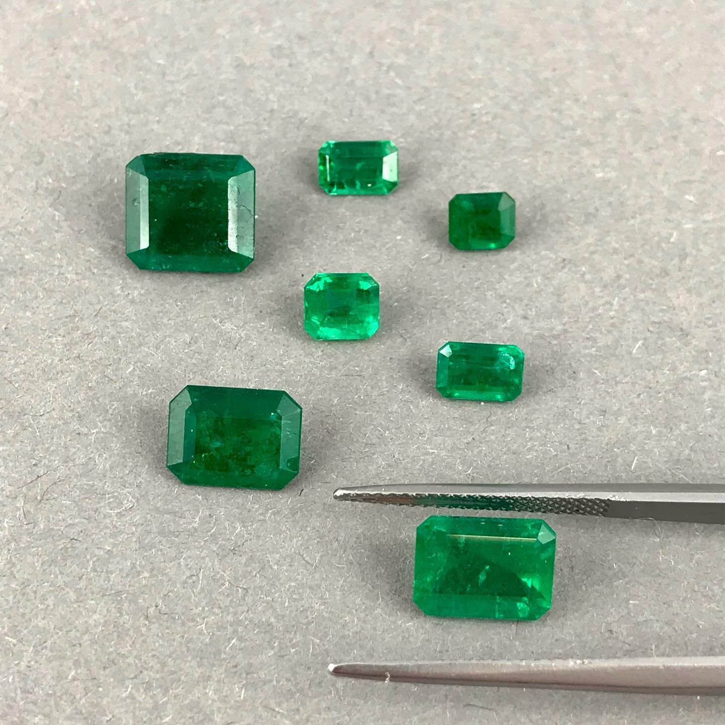 La fameuse taille &eacute;meraude qui permet de faire ressortir la couleur de la pierre gr&acirc;ce &agrave; sa large table. 

#emeraude #cut #gems #green #jewelry #emerald #square #bijoux