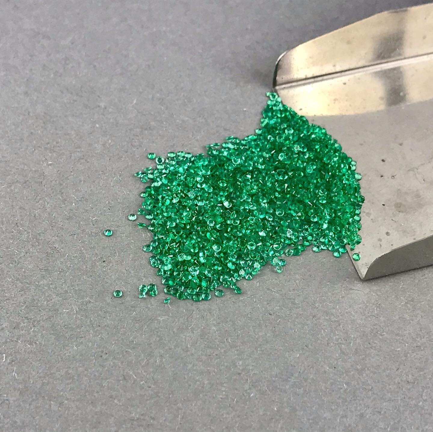 🌱Notre pavage :
De 10mm &agrave; 35mm. 

#emeraude #green #pavage #emerald #vert #rond #brillantcut #bijouxcreateur #jewelry