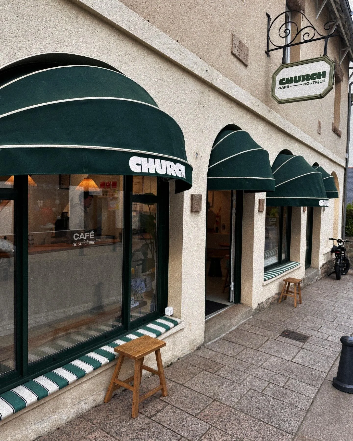 D&eacute;couverte et bonnes adresses en Bretagne :
Aujourd&rsquo;hui je vous pr&eacute;sente @churchperros, une boutique trop belle 💕 Une s&eacute;lection mode, yoga, accessoires et petite d&eacute;co qui est simplement parfaite. Je voulais tout ach