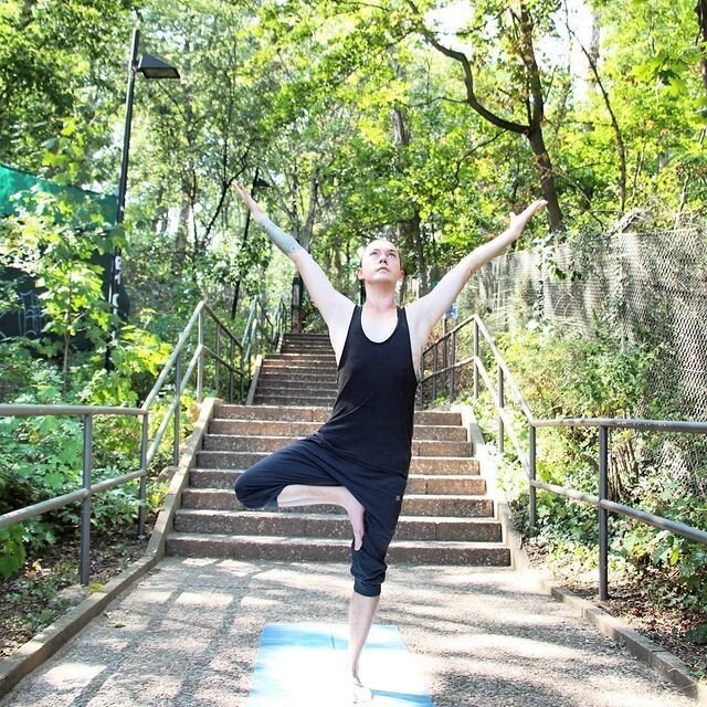 We've added tree pose to our list of the top #5 poses that are great to learn as a beginner in our artcile, the Ultimate Guide to Beginners Yoga for Men. Website link in bio ⬆️ 🤠  @astral_alex ⠀
⠀
#nature #yogajourney #om #peace #yogaposes #balance 