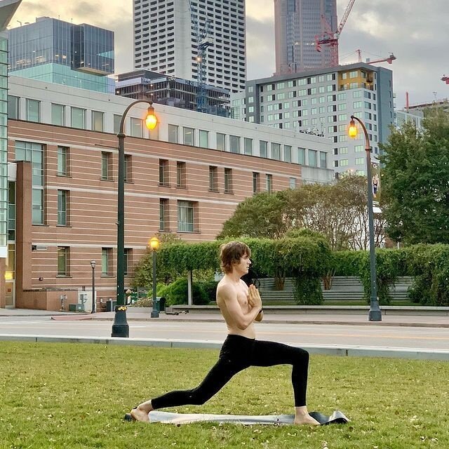 Happy Saturday from the team at Men's Yoga Journal 👊🏼 How are you spending your weekend? Inspo from @andyleverett . Make sure to tag us in your next yoga post for a feature!⠀
⠀
#yogaformen #yogaguy #yogainspiration #yogacommunity #yogajourney #yoga